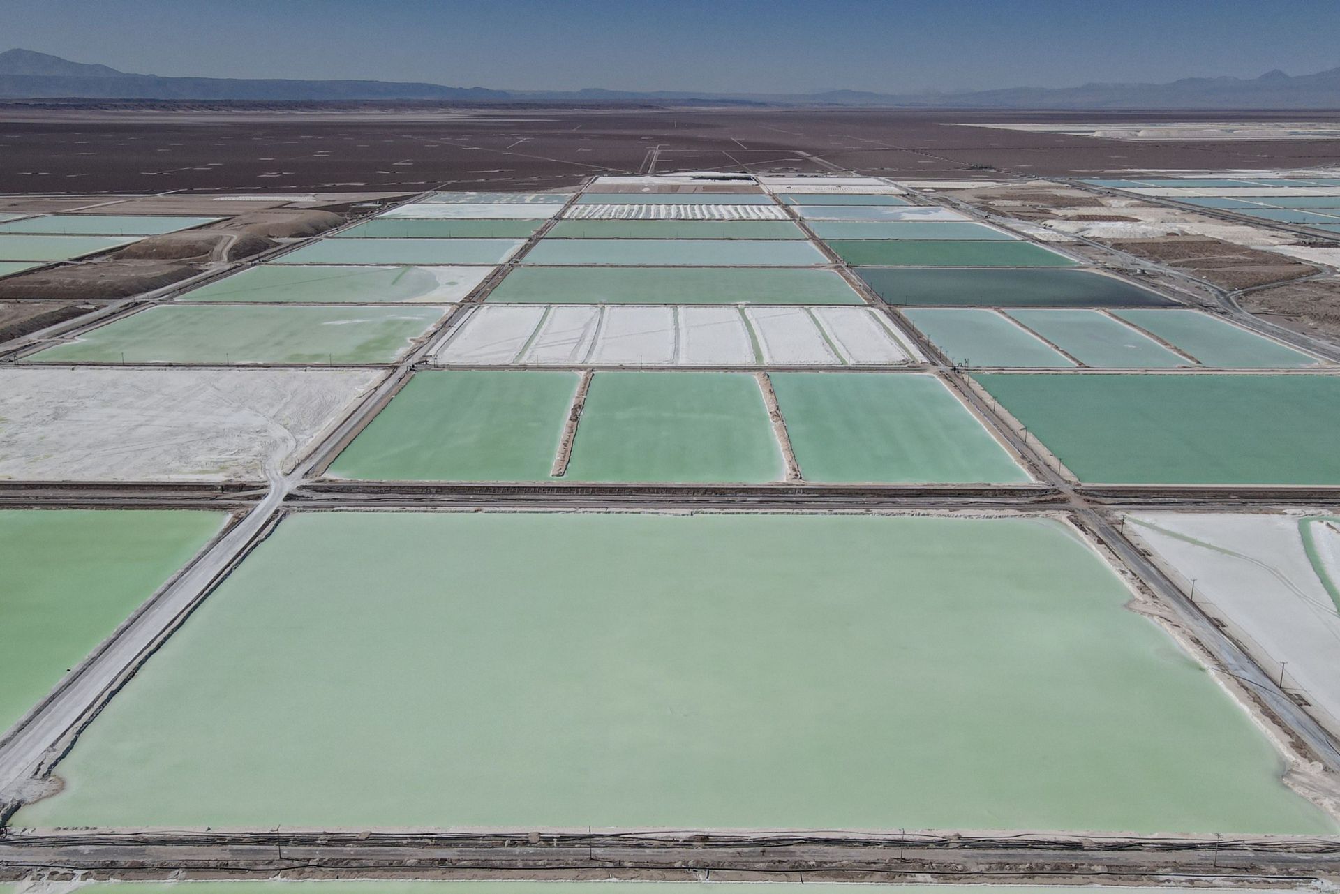 D’énormes bassins de saumure contenant du carbonate de lithium et des monticules de sous-produits de sel s’étendent sur une mine de lithium dans le désert d’Atacama à Salar de Atacama, au Chili, le 25 octobre 2022.