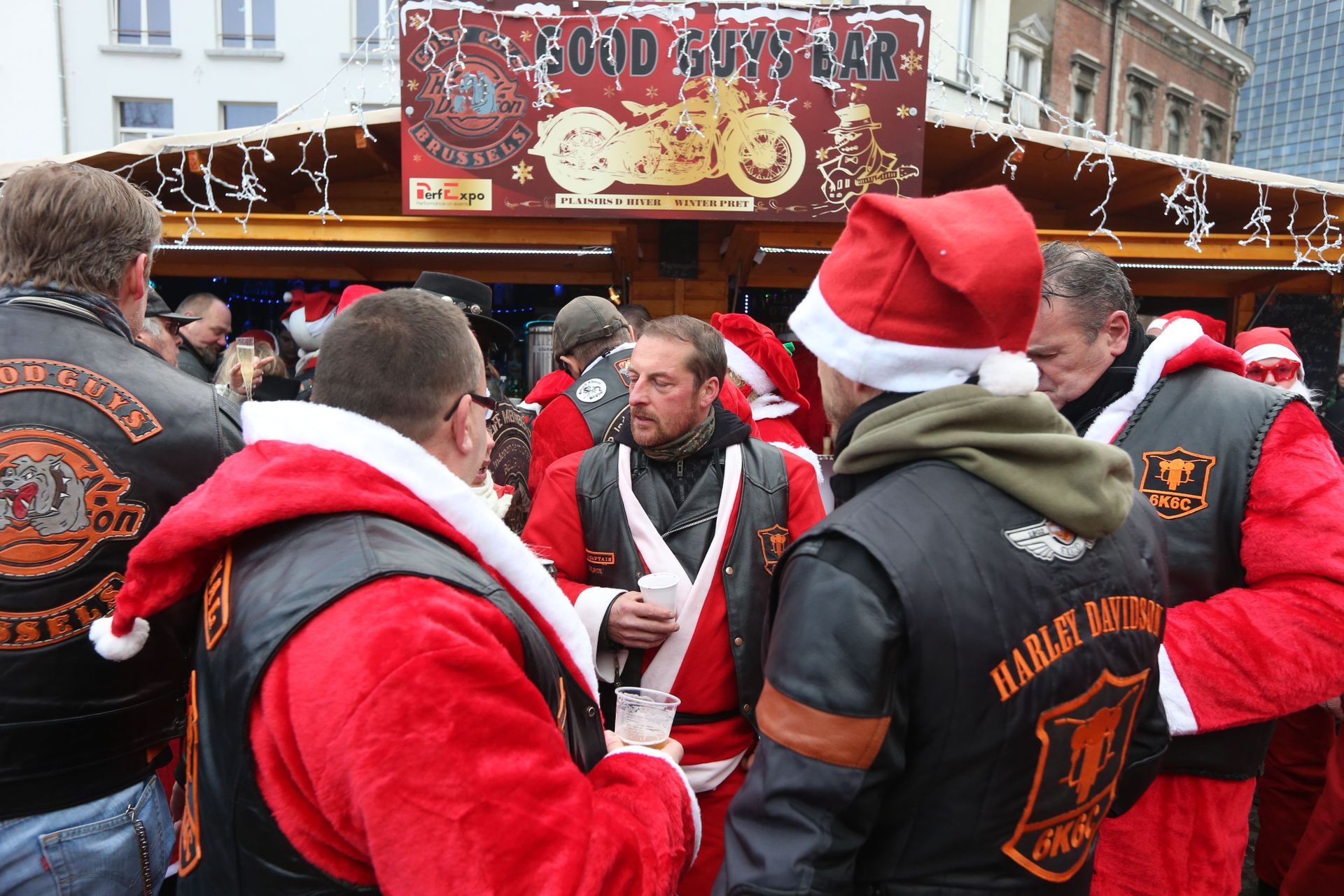 Quelques participants ont préféré arborer les couleurs Harley, et le chapeau de père Noël a suffi pour intégrer le défilé