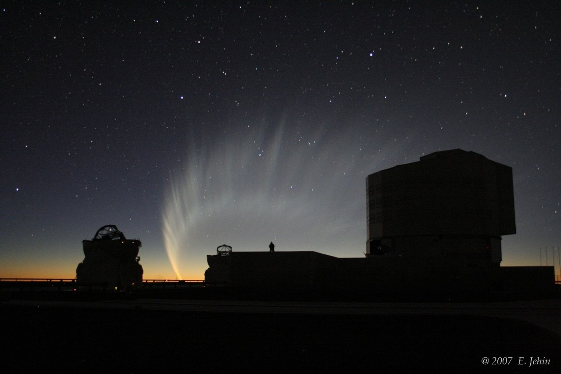 Le Very Large Telescope (VLT) et la comète McNaught en 2007