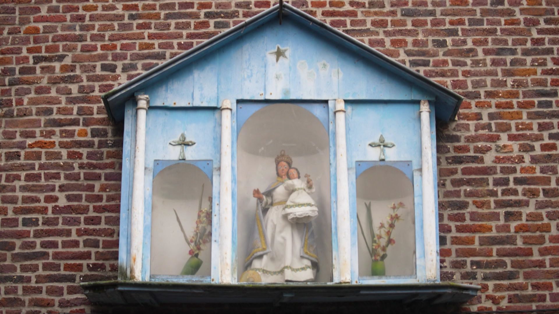 Potale de la Vierge à l'Enfant, qui se situe dans une petite cour, au bout de deux impasses : l'impasse de l'Ange et l'impasse de la Couronne. 