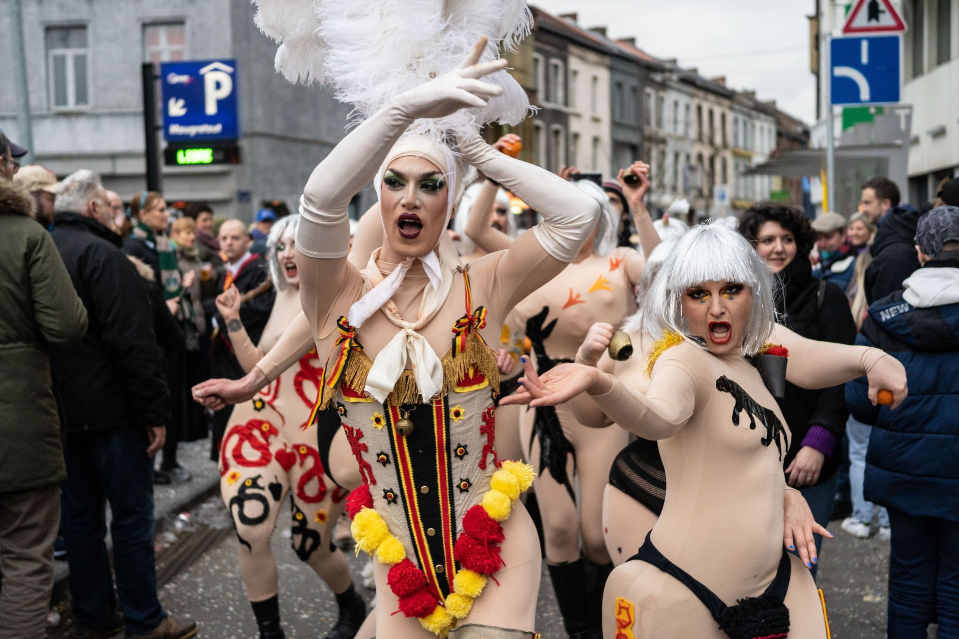 Une Drag-Queen en Gille pour casser les codes de notre folklore - RTBF Actus