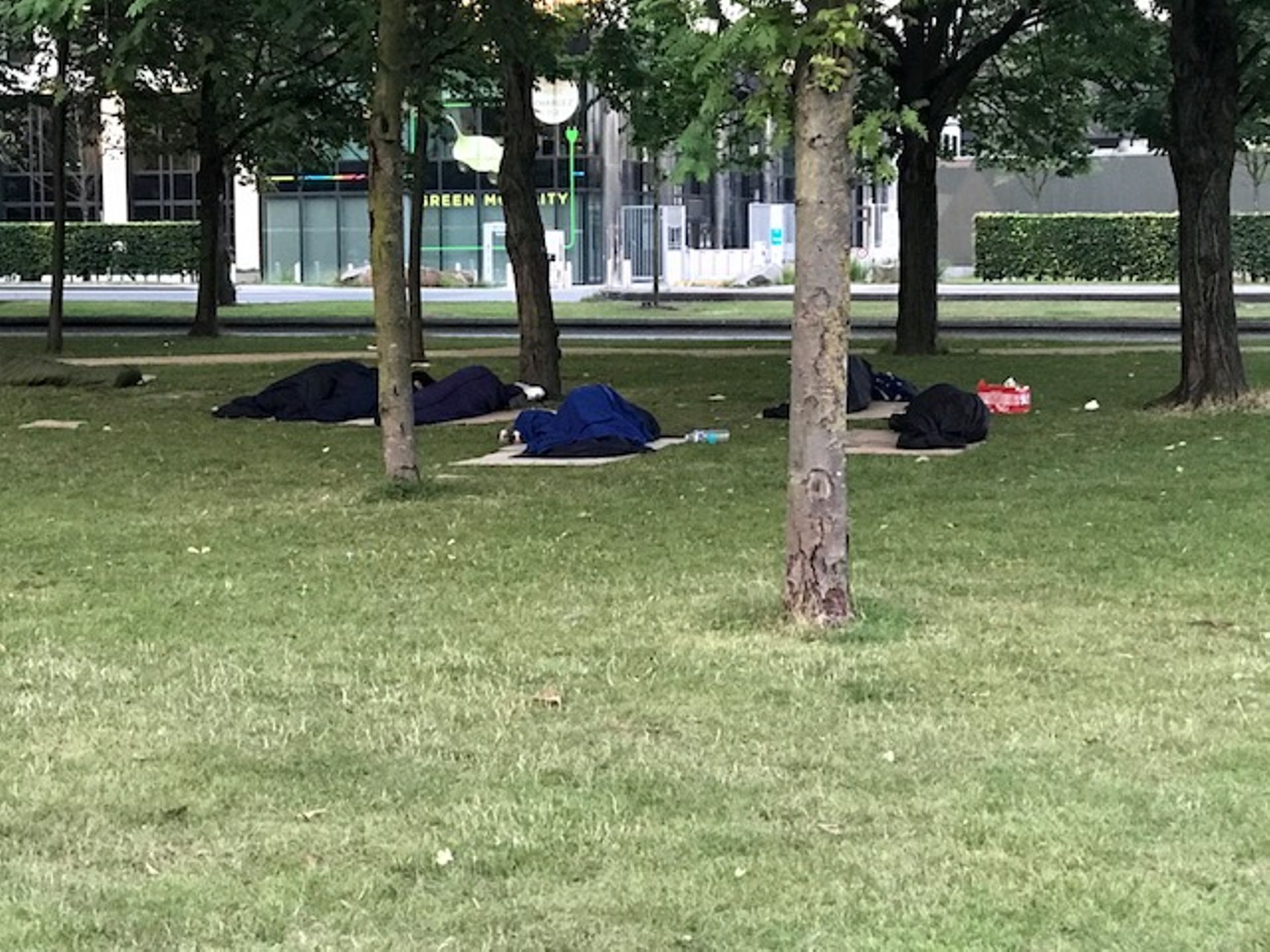 Des centaines de migrants dorment au parc Maximilien à Bruxelles