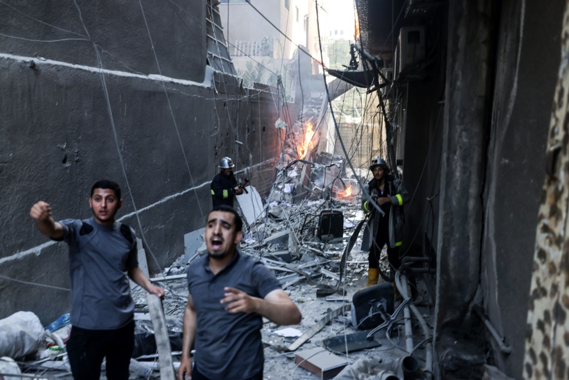 Des sauveteurs et pompiers au milieu des destructions causées par une frappe aérienne israélienne sur la ville de Gaza, le 5 août 2022