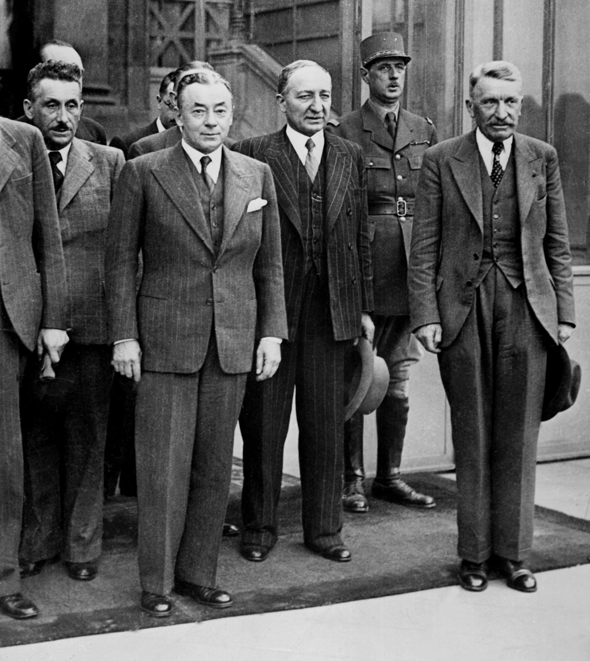 De Gaulle (derrière à droite) dans le gouvernement Reynaud (au centre), en juin 1940 