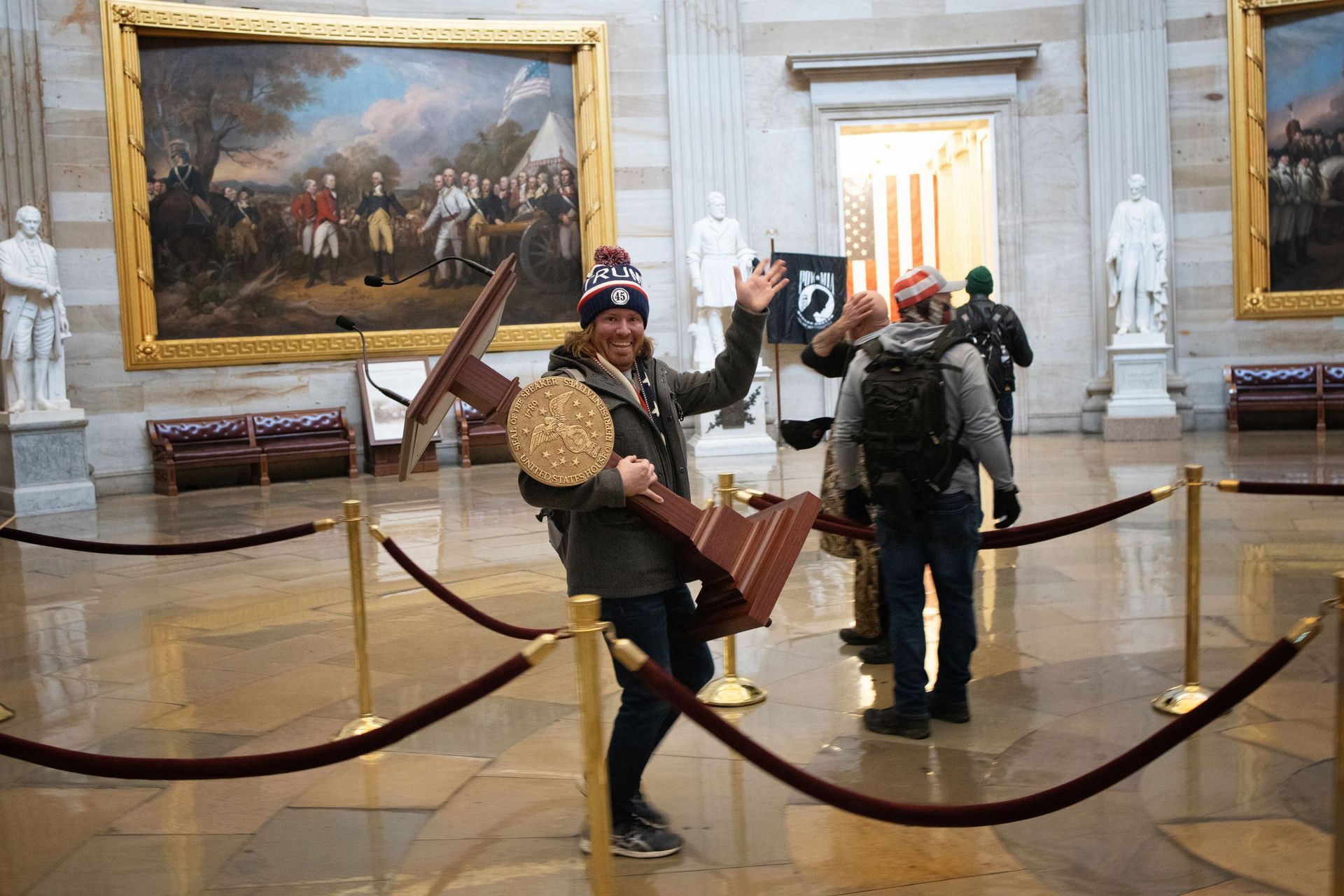 Émission spéciale USA : des manifestants envahissent le Capitole