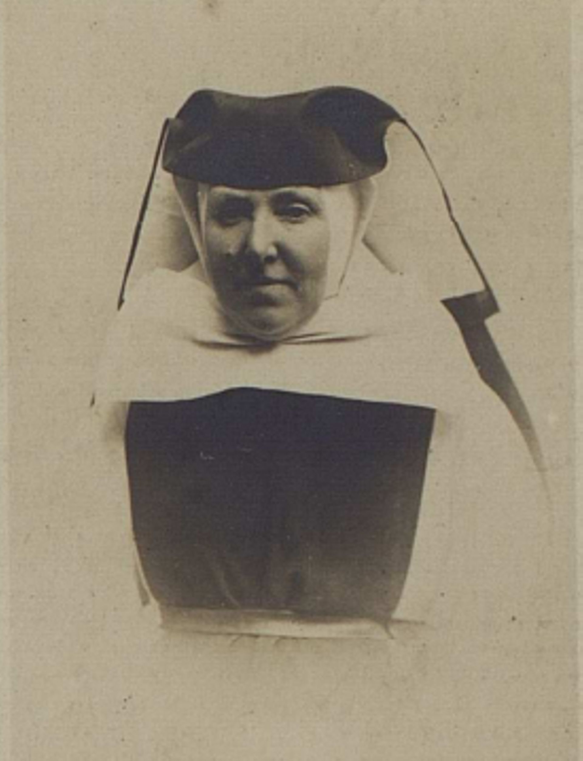 Photo de la Dame Prieure Marie-Rose Carouy, extraite de son souvenir funéraire.