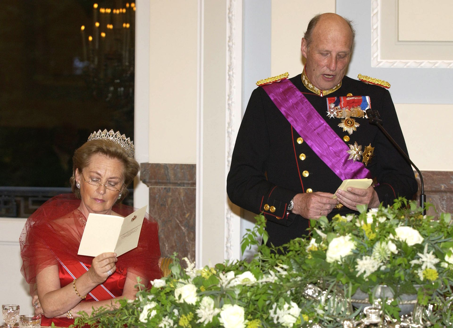 En 2003, le dîner de gala de la visite d’Etat des souverains de Norvège, en la grande galerie du château de Laeken ; une pièce de forme d’argenterie déborde de fleurs…