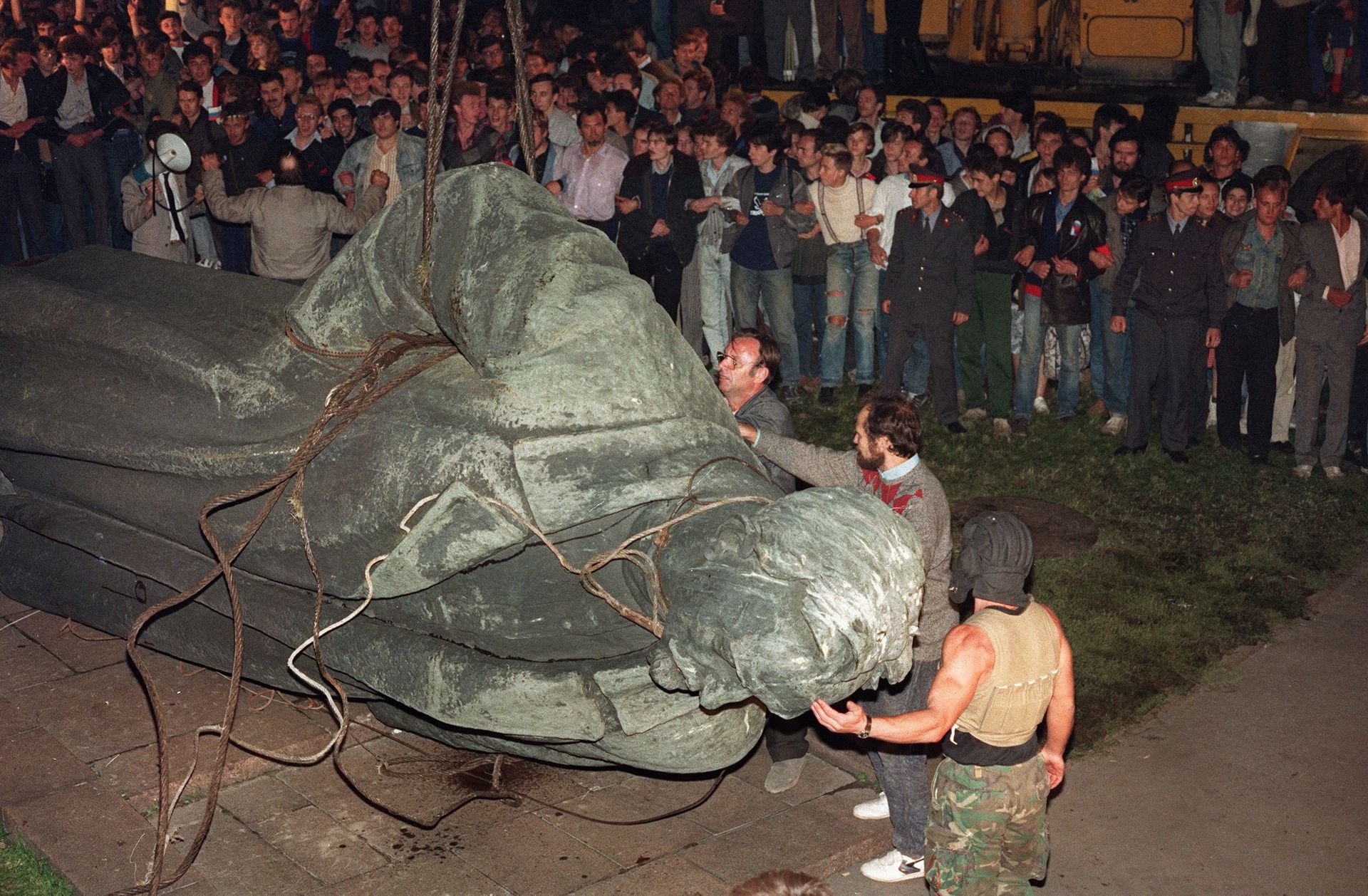 Démontage de la statue de Felix Dzerjinski à Moscou en 1991