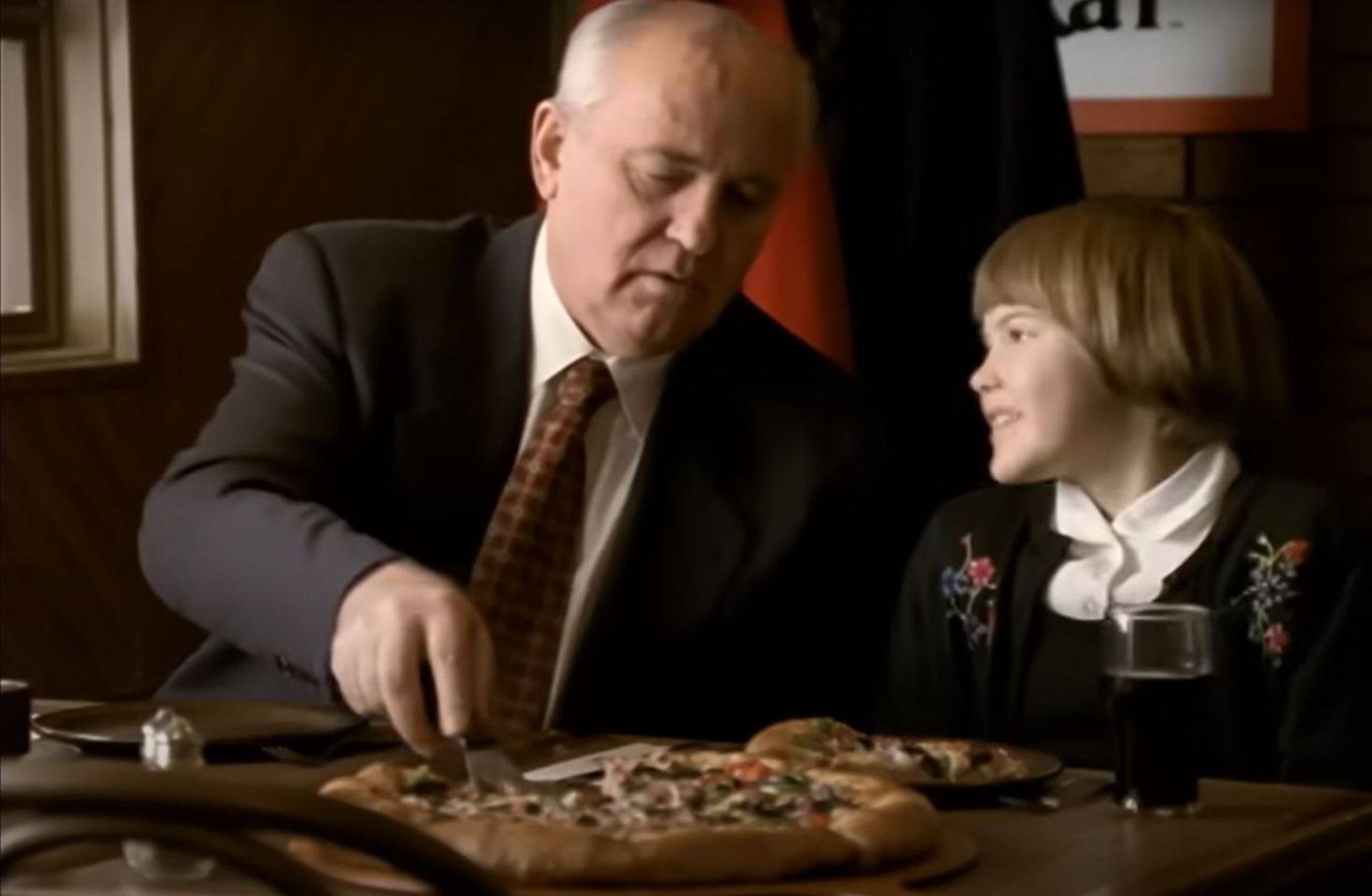 Scène de la version internationale de la publicité Pizza Hut dans laquelle Mikhaïl Gorbatchev a joué.