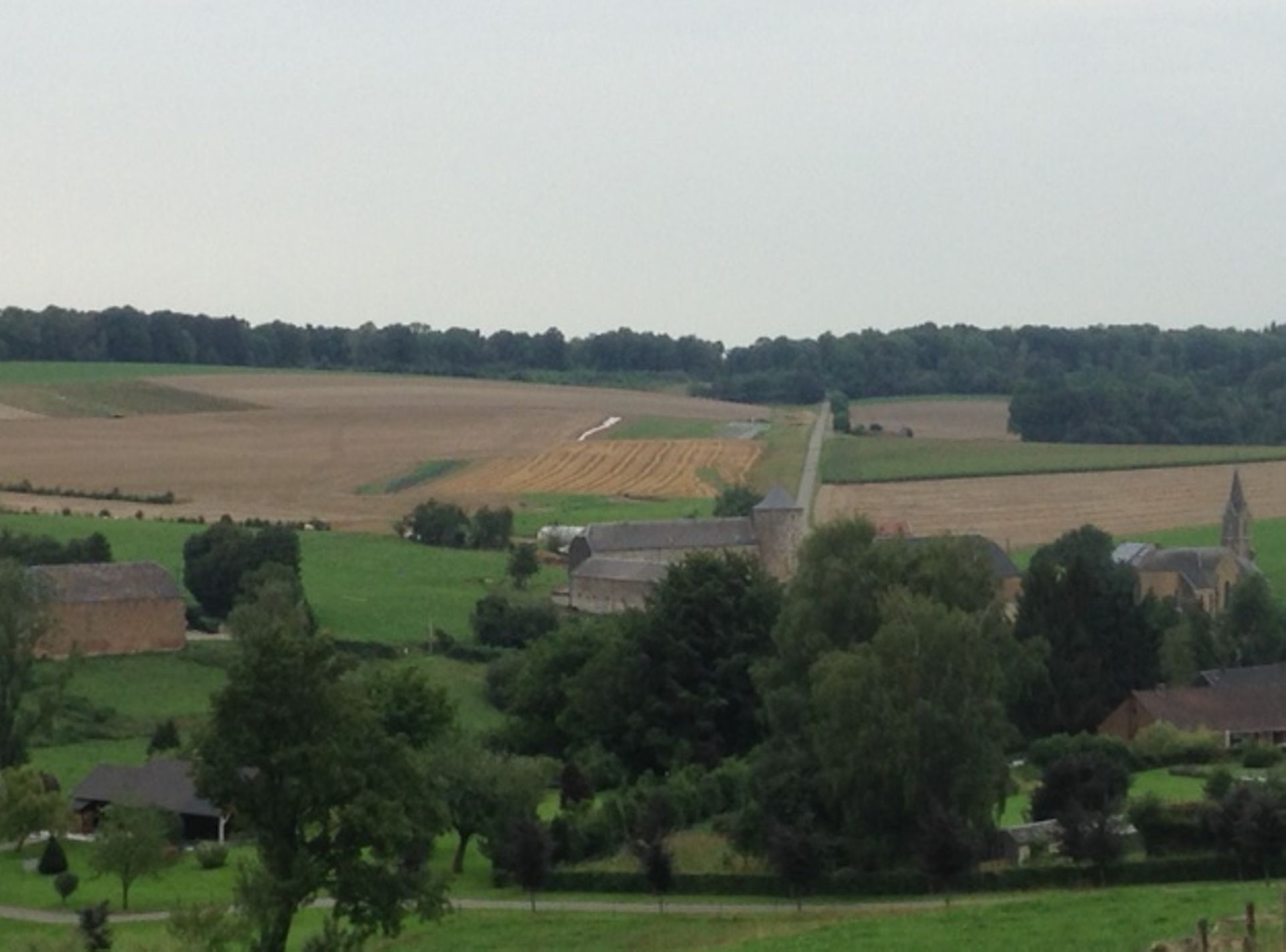 Le village d'Ossogne, dans le Condroz, avec les terres de la ferme Vrancken en arrière-fond