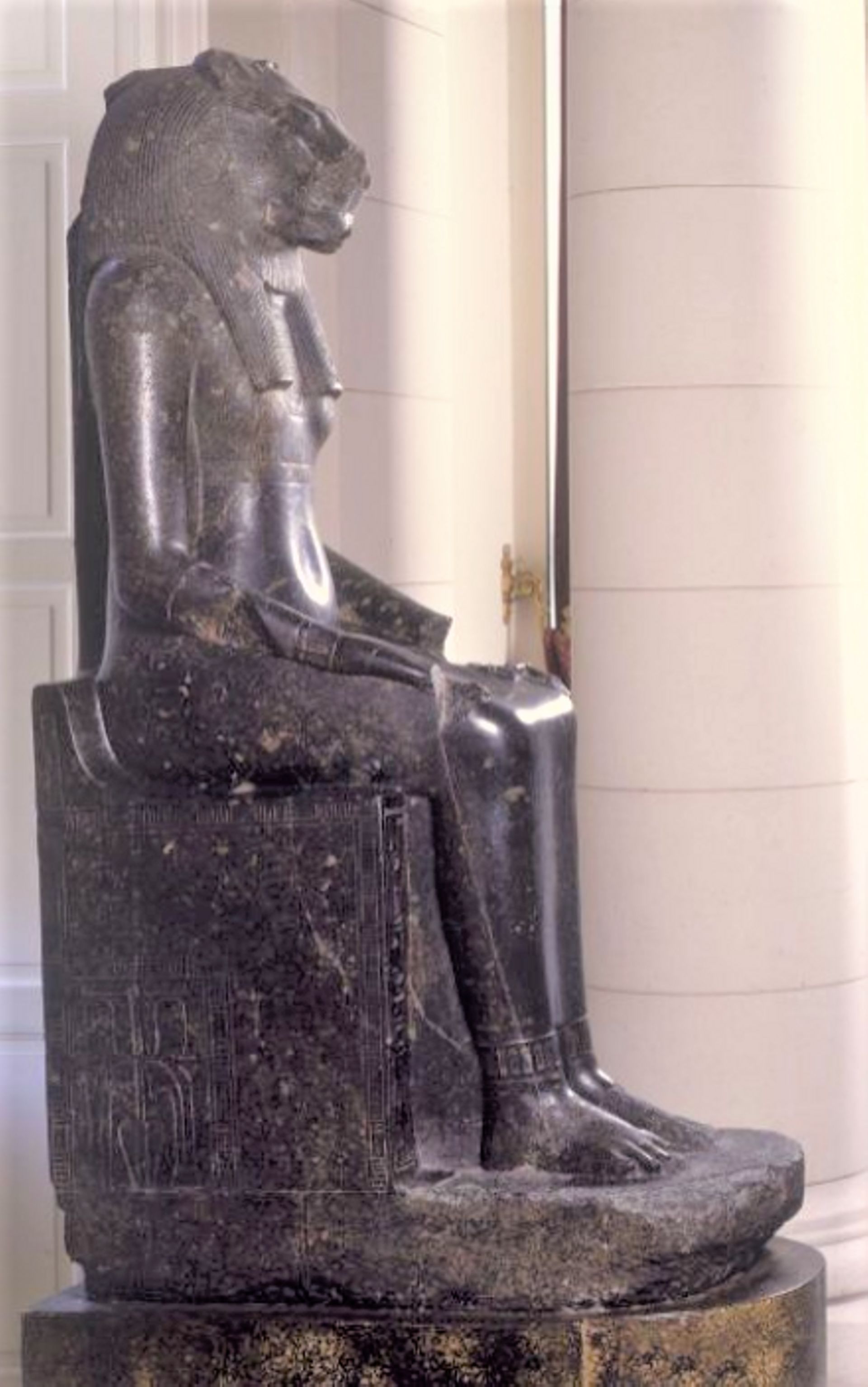 L’une des deux statues de la déesse Sekhmet conservées au palais royal de Bruxelles. 
