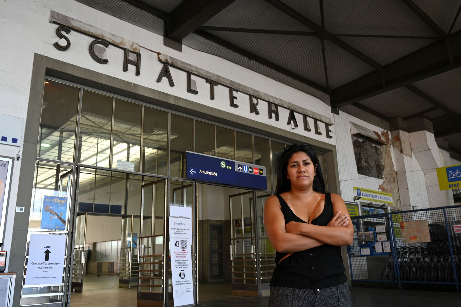 L'ancienne bénévole, Gracia Schuette, pose dans la gare principale de Munich, dans le sud de l'Allemagne, le point d'arrivée des nombreux réfugiés en 2015