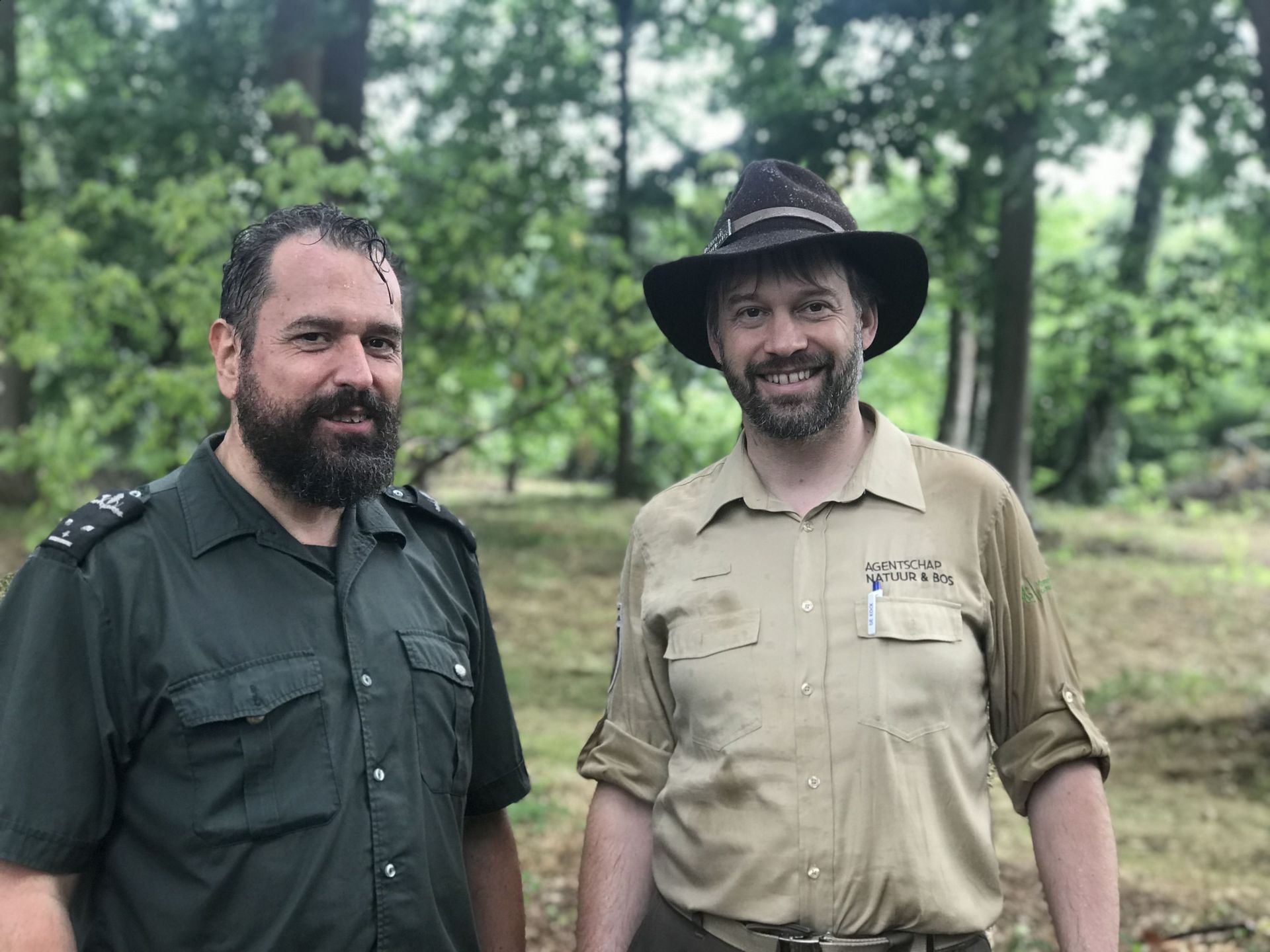Willy Van de velde (garde forestier de Bruxelles Environnement) et Patrick Huvenne (gestionnaire régional de l'Agence flamande pour la nature et les forêts)