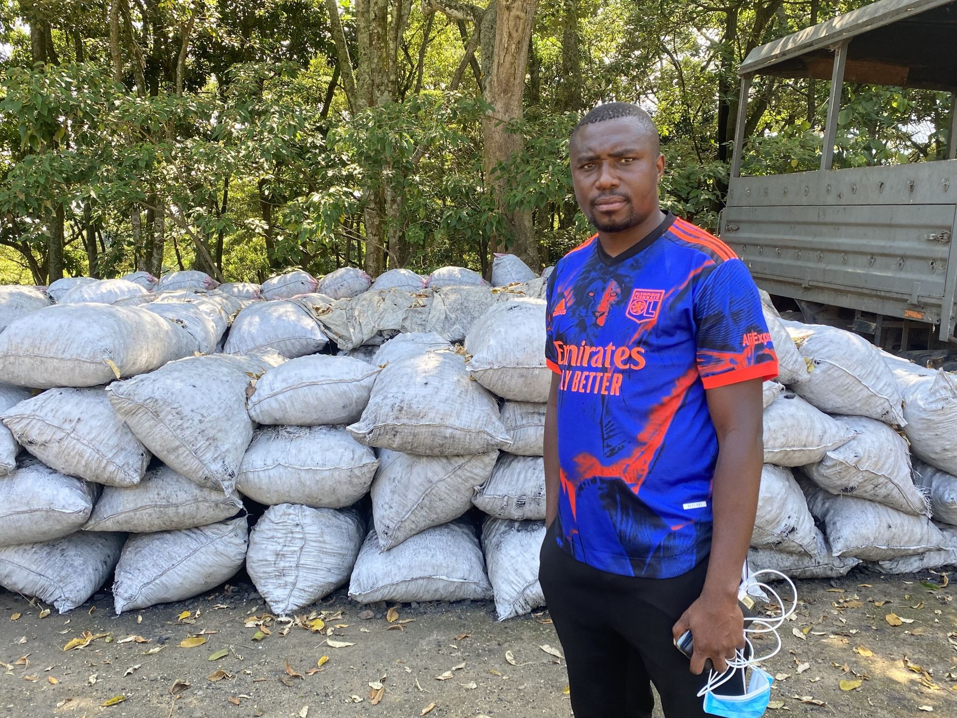 "Là, il y a 270 sacs de makala", explique Emmanuel Baati Lukoo, responsable du secteur sud du Parc des Virunga, en désignant le grand tas de sacs de toile blanche.