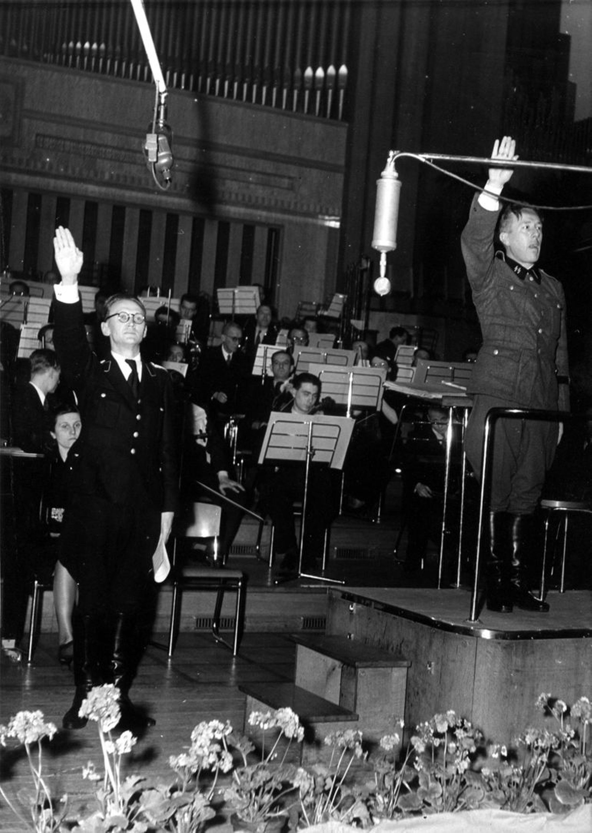 Place Flagey, concert à Radio Bruxelles – Zender Brussel, les radios contrôlées par les Nazis en Belgique pendant la Seconde Guerre mondiale. À droite, le chef de l’orchestre Paul Douliez en uniforme de la Waffen SS