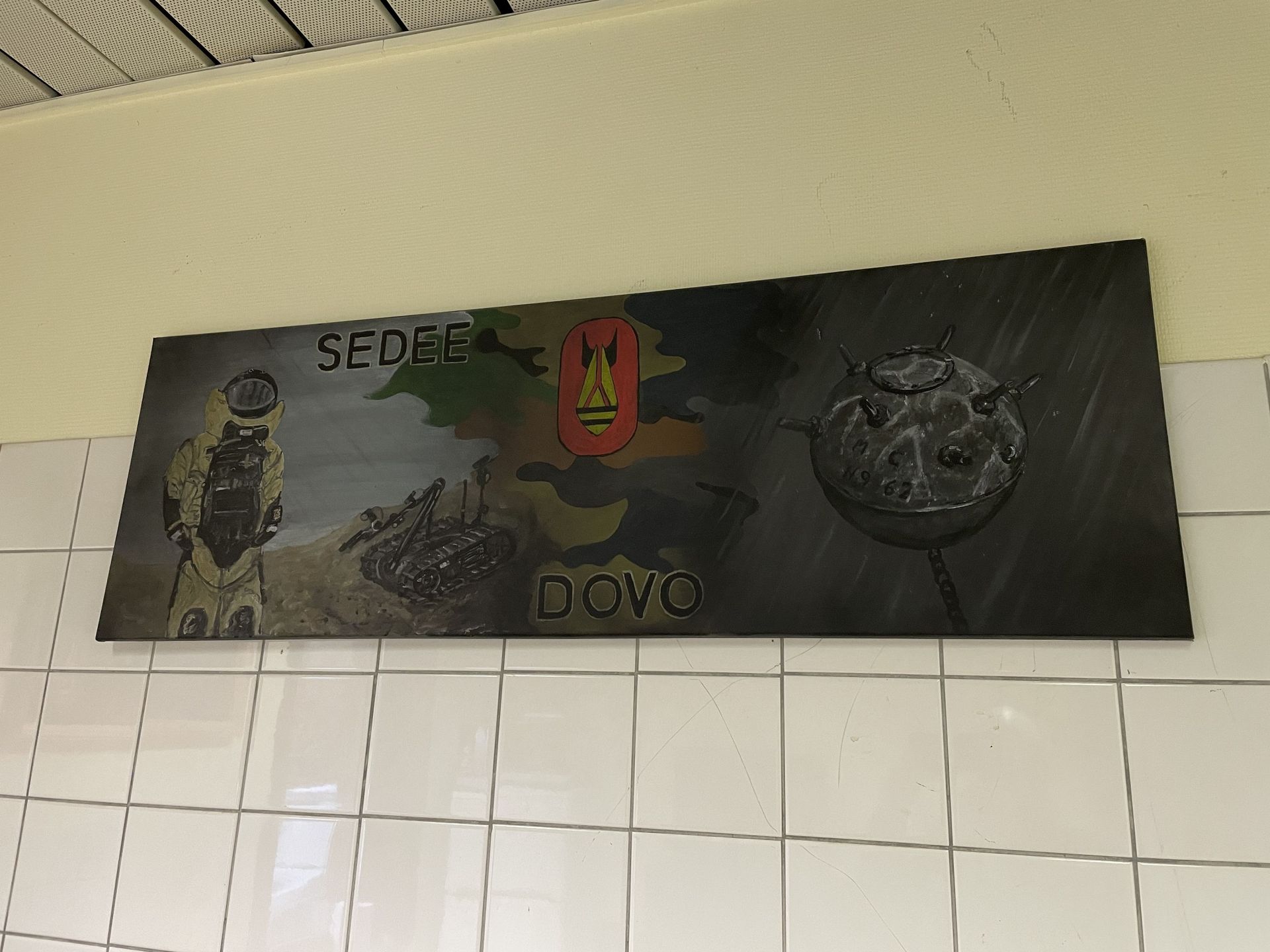 Peinture évoquant tenue et robot du Service d’Enlèvement et de Destruction d’Engins Explosifs.