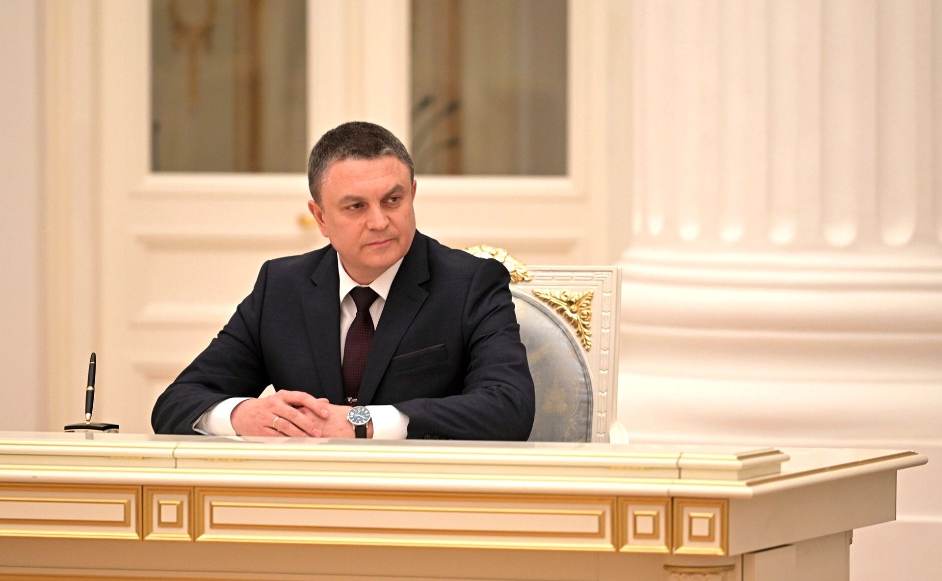 Le chef de la République populaire de Louhansk, Leonid Pasechnik, est vu alors que le président de la Russie, Vladimir Poutine, signe les décrets sur la reconnaissance de la République populaire de Donetsk (RPD) et de la République populaire de Louhansk.