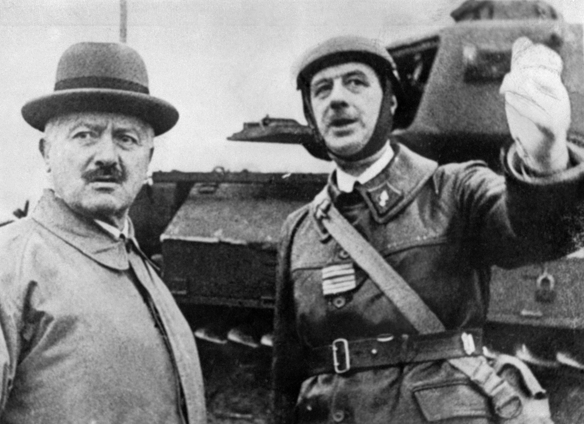 Un président Albert Lebrun, l'air plutôt dubitatif, discutant "chars" avec un colonel de Gaulle, plus démonstratif, en octobre 1939.