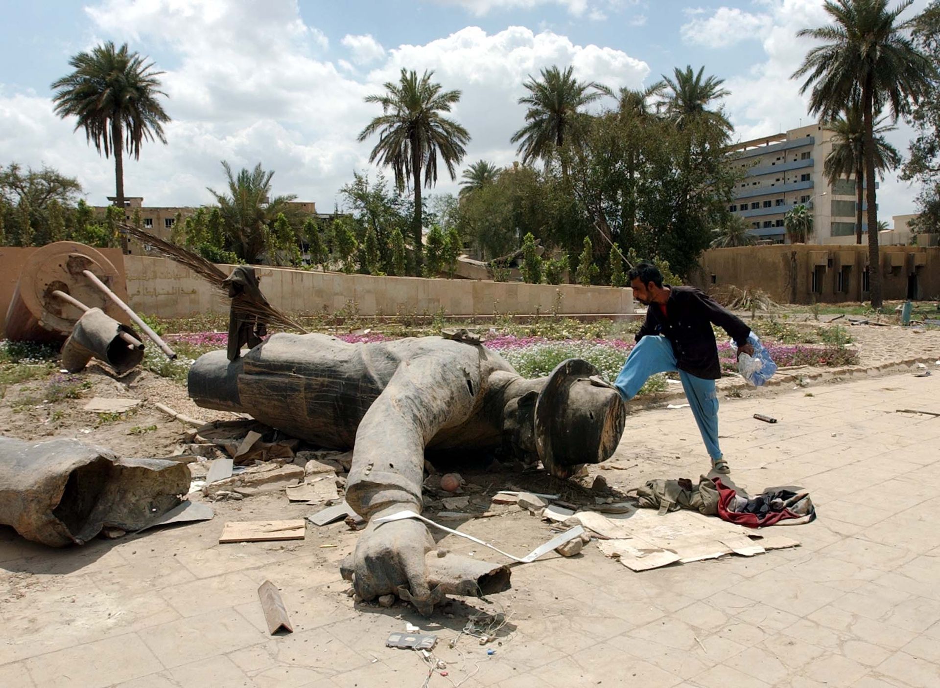 La statue de Saddam Hussein renversée en 2003