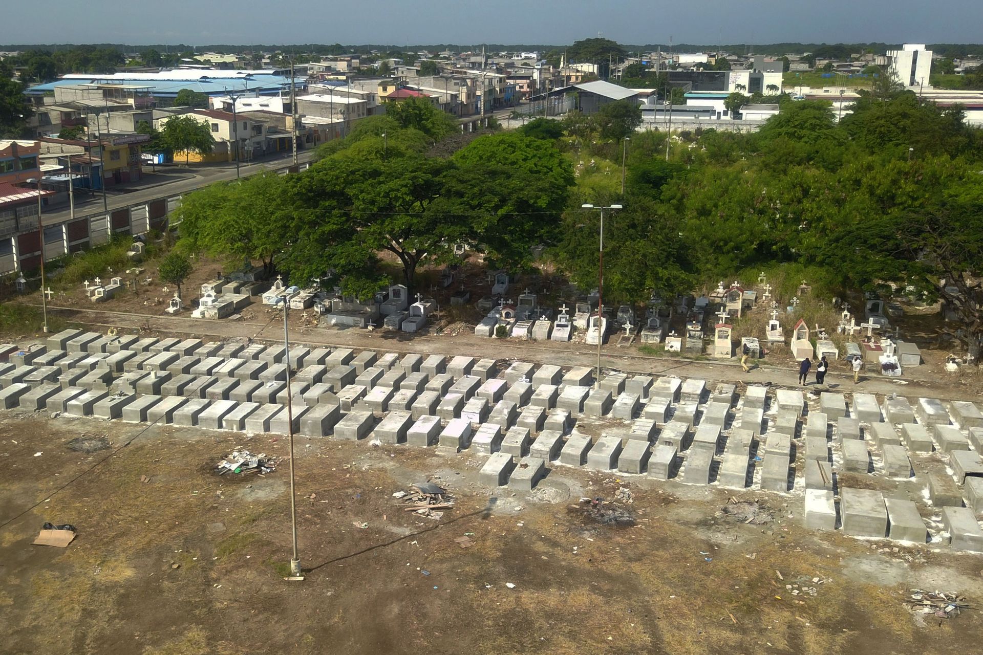
Vue aérienne de nouvelles tombes au cimetière Maria Canals à la périphérie de Guayaquil, Équateur, le 12 avril 2020, alors que le nombre de décès augmentait en raison des infections à COVID-19