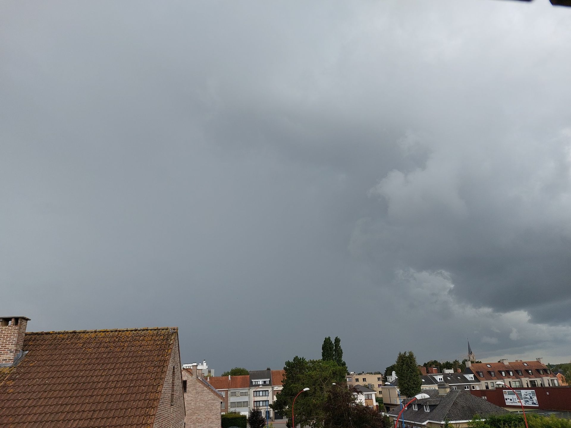 Nord de Bruxelles, 17h15. Orage. Le vent se renforce, le tonnerre gronde, et les pluies sont modérées...