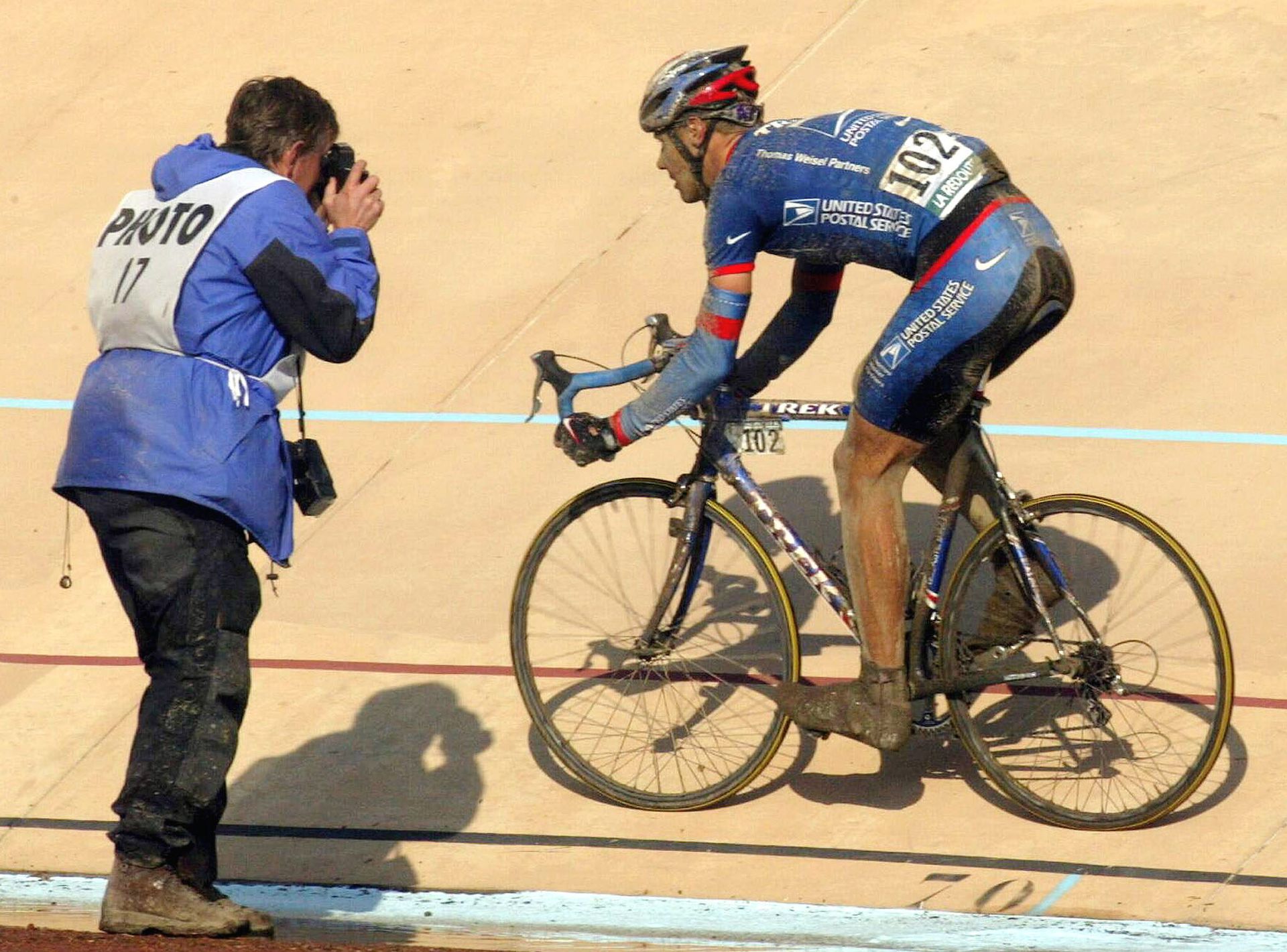 Tom Boonen entrant sur le vélodrome de Roubaix
