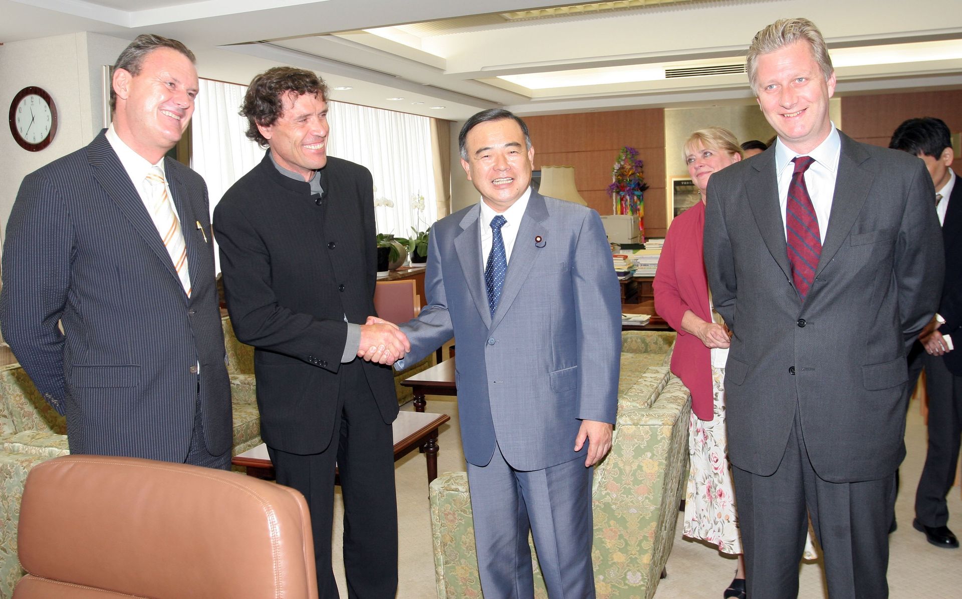 Deuxième depuis la gauche, Alain Hubert au Japon en 2005 avec celui qui était encore le prince Philippe.