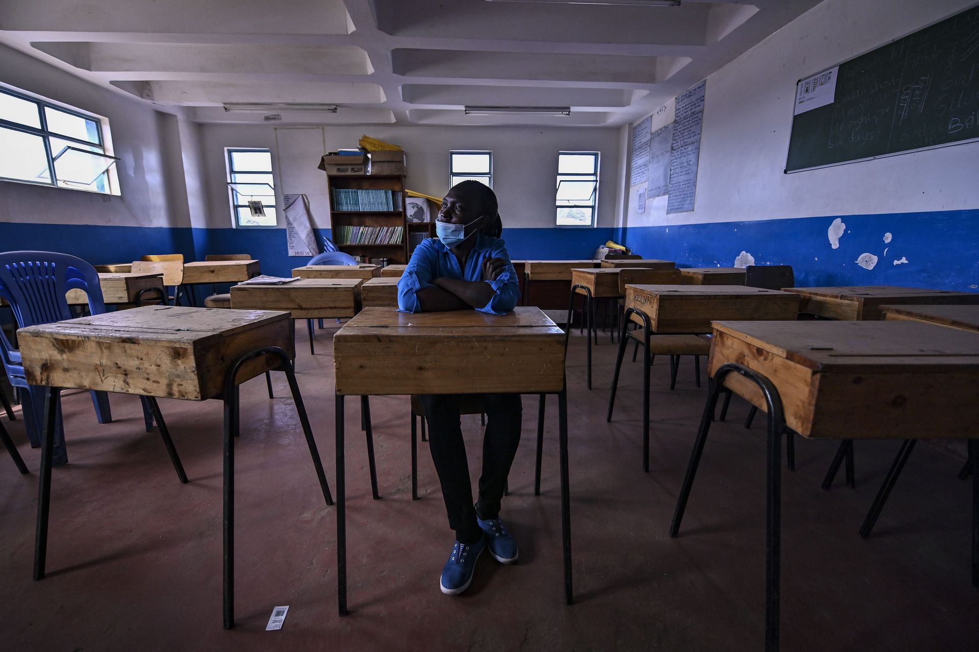 La directrice adjointe, Rachel Esther, de l'école Kibera pour filles  se trouve dans une salle de classe vide, dans le bidonville de Kibera à Nairobi, le 7 août 2020