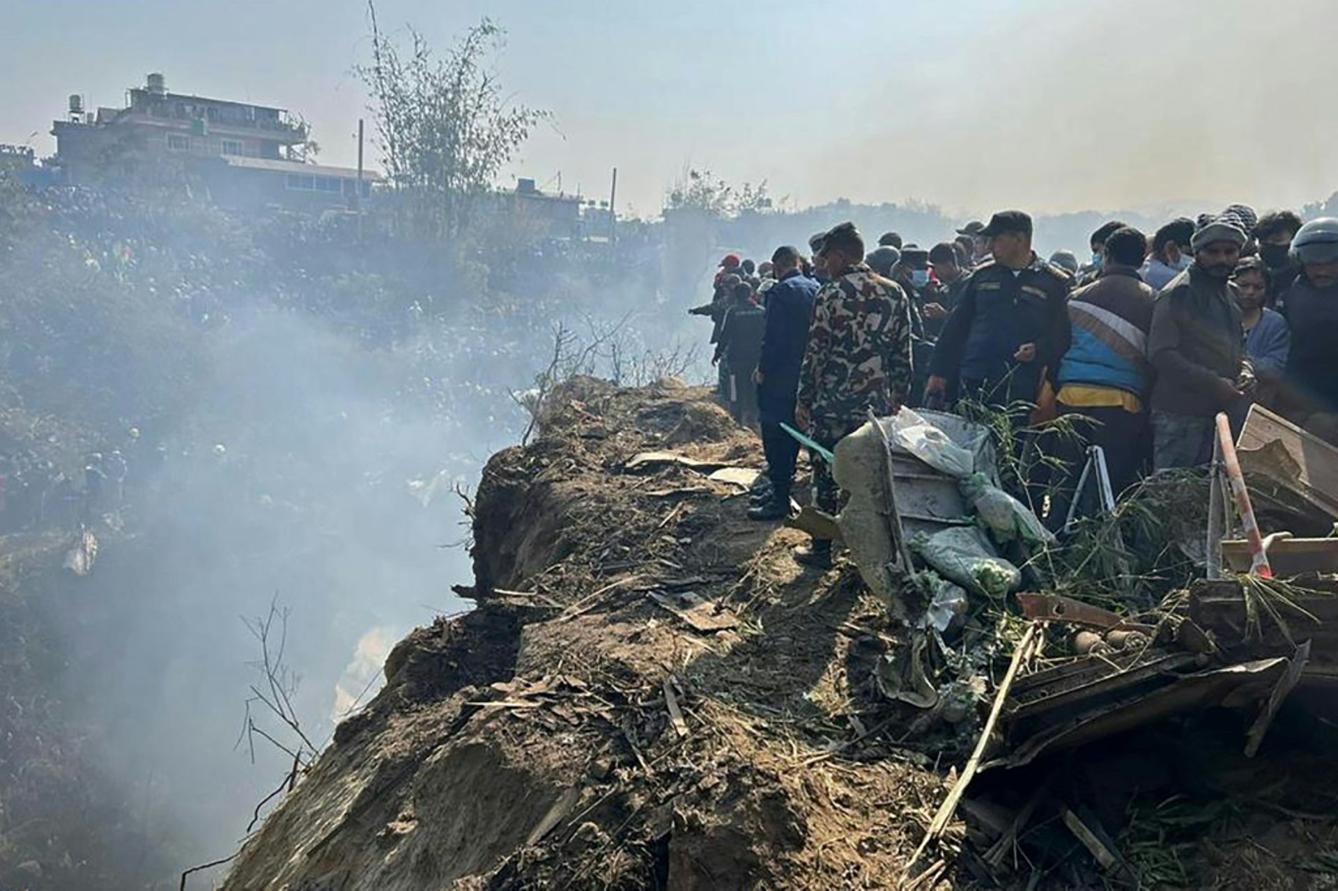 Des équipes de secours sur le site d’un crash d’avion, le 15 janvier 2023 à Pokhara, au Népal