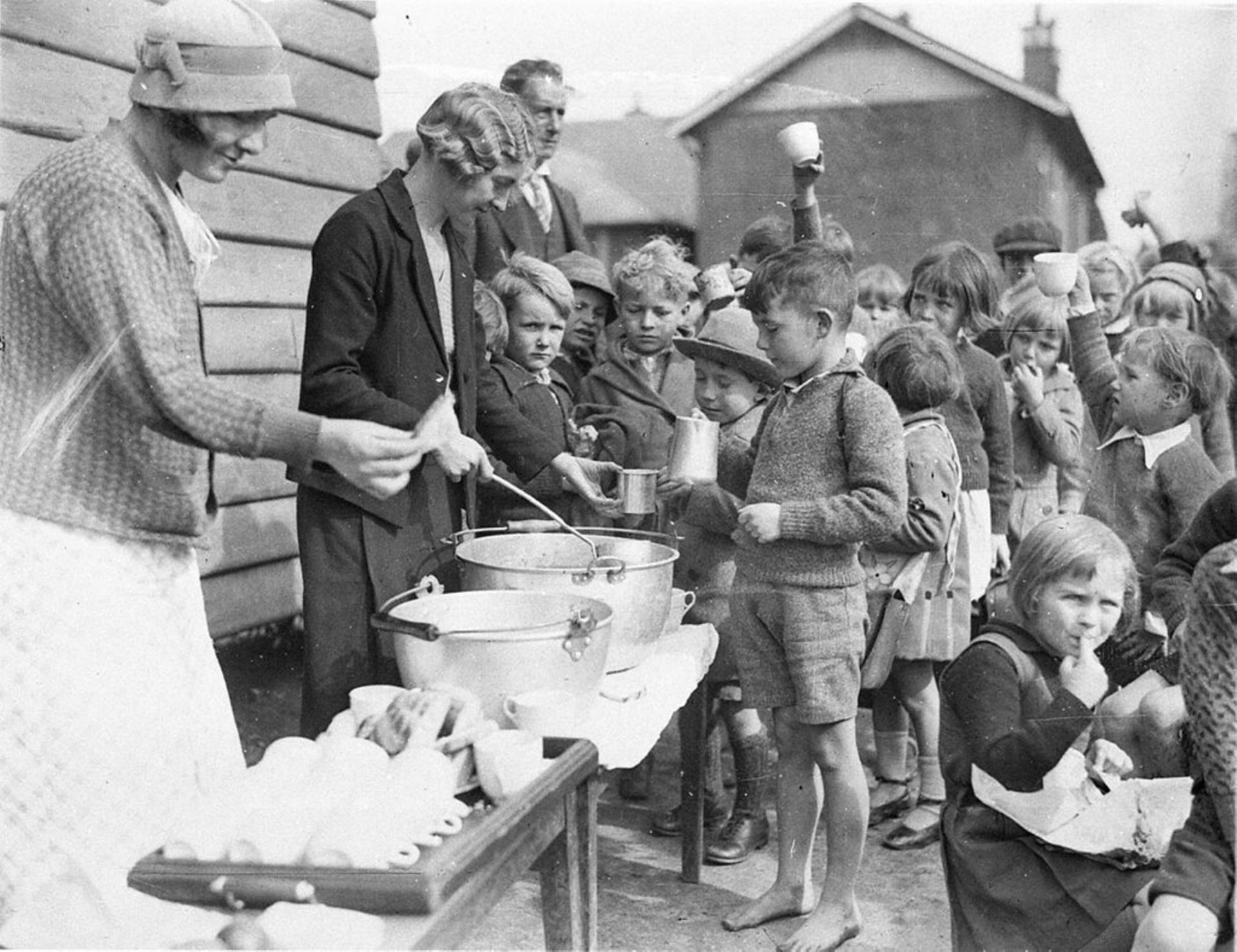 Des écoliers font la queue lors d'une distribution de soupe gratuite à Sydney, 2 août 1934 