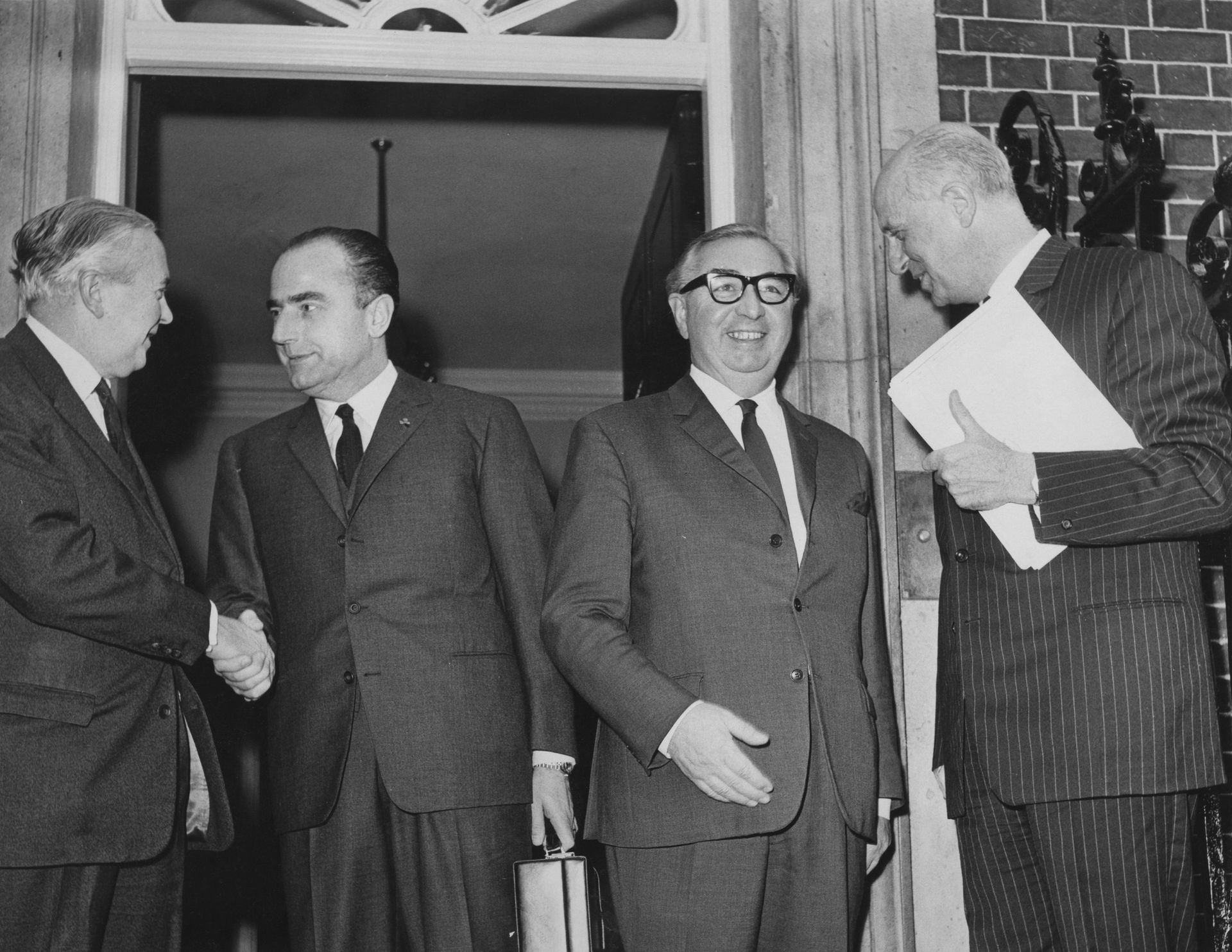 Paul Vanden Boeynants (2e à partir de la gauche) quittant le 10 Downing Street à Londres, en novembre 1967.