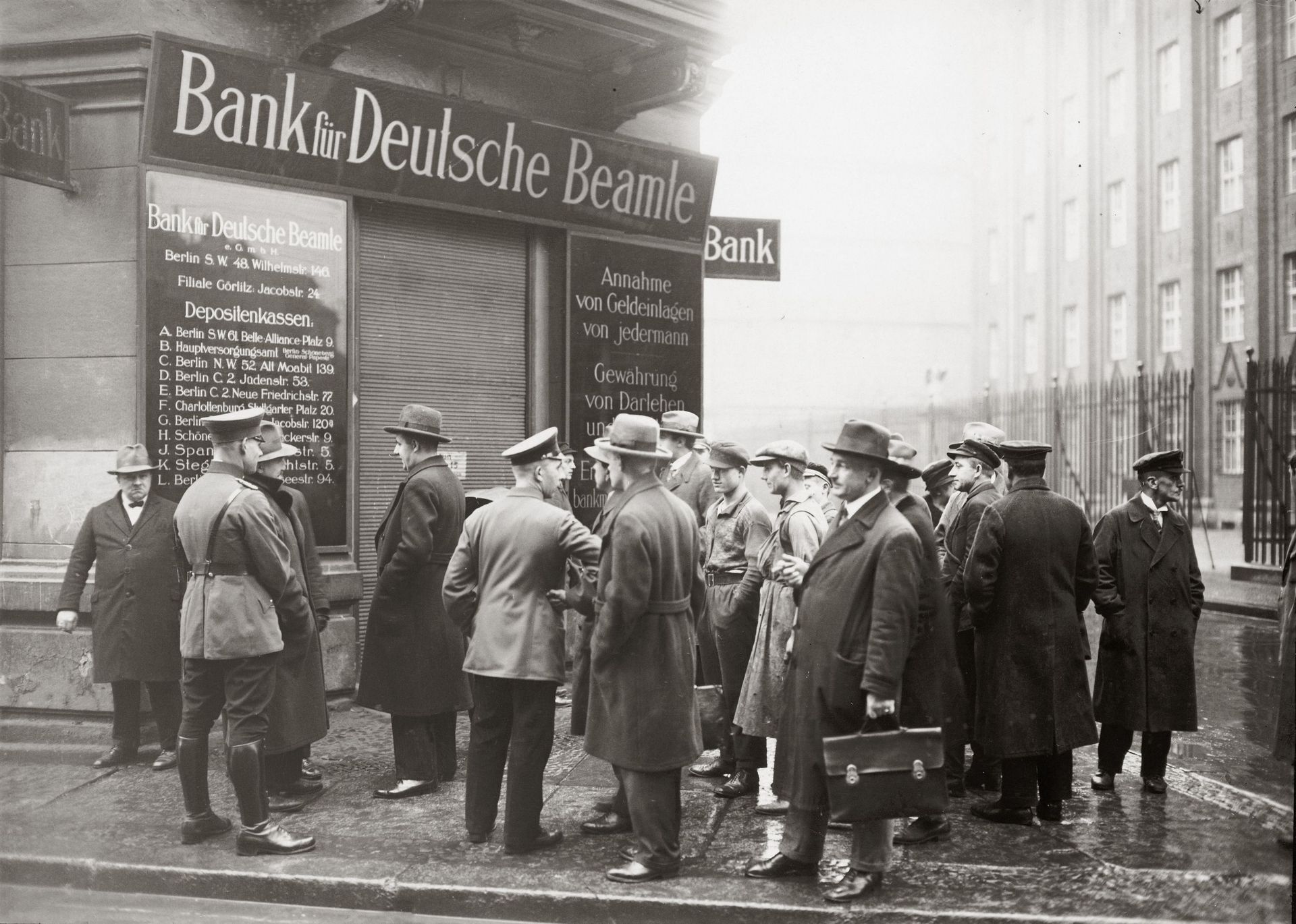 Le 31 octobre 1929, des épargnants devant une banque en Allemagne…
