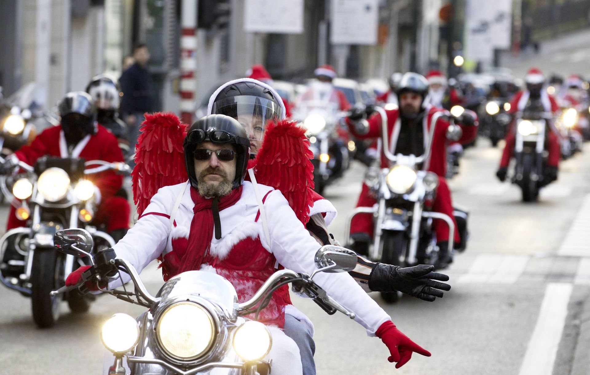 Des motards déguisés en pères et mères Noël ont parcouru Bruxelles sur leurs Harley-Davidson, ce dimanche