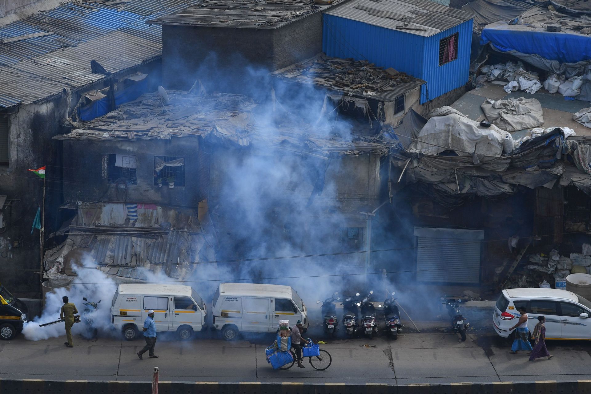 Opérations de désinfection dans un bidonville de Mumbai (Bombay, Inde), ce 06 avril 