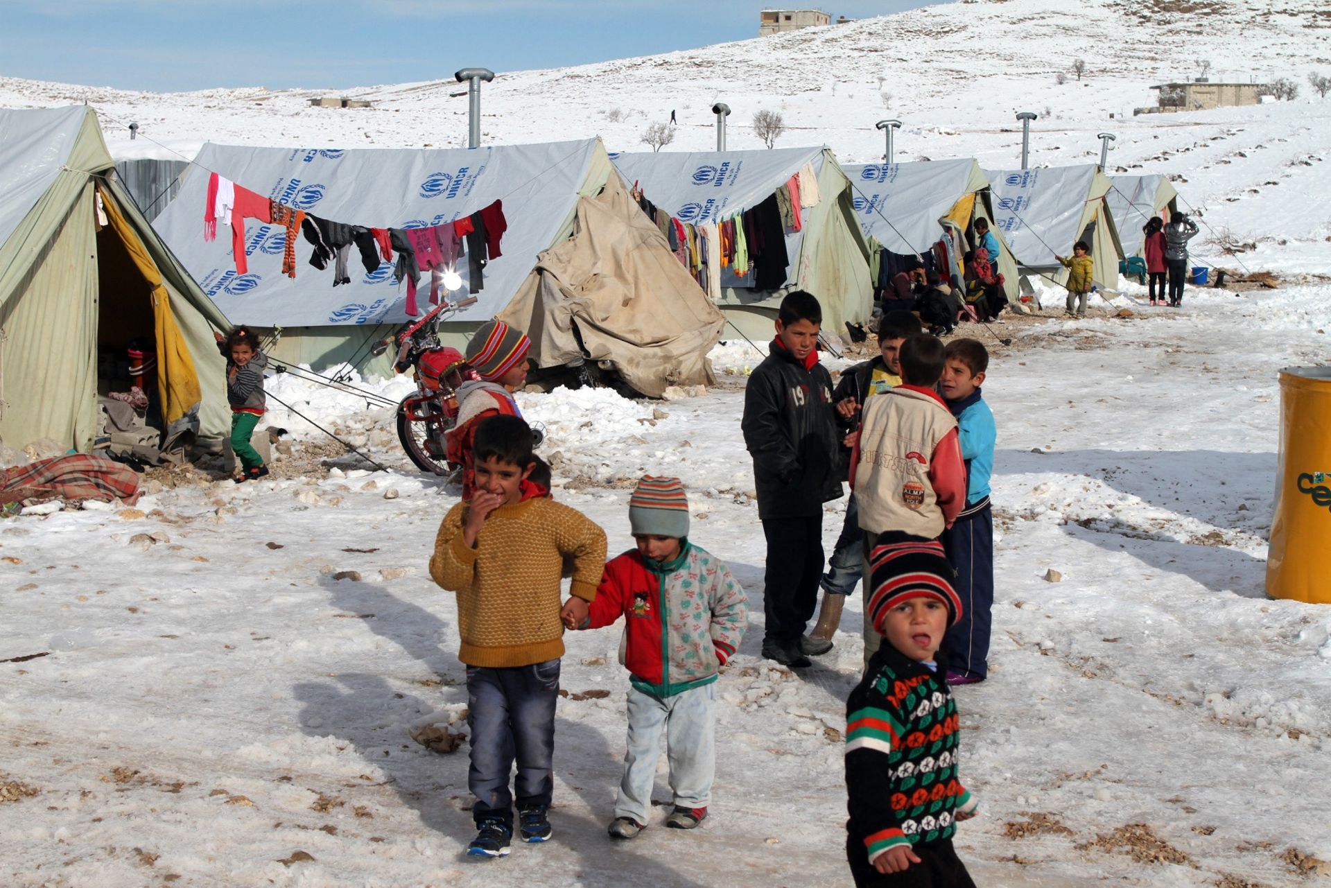 Des enfants syriens dans la neige du camp de réfugiés d'Arsal, dans la Bekaa libanaise