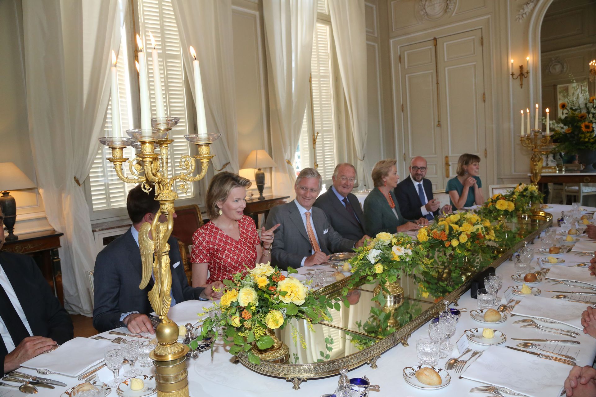 En juillet 2013, le couple royal et ceux qui sont encore duc et duchesse de Brabant pour quelques jours, reçoivent les membres du COMORI (Commission de mise en œuvre des réformes institutionnelles) dans la salle à manger du corps central du château de Lae
