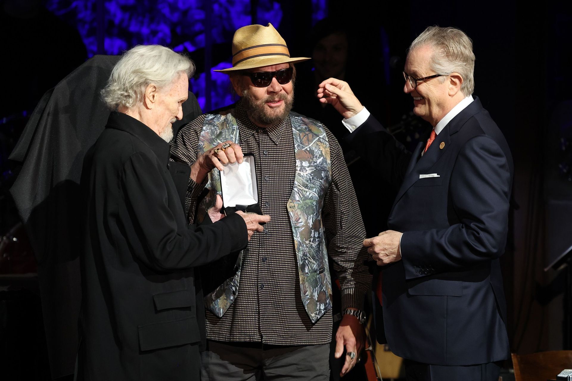 Kris Kristofferson et Hank Williams Jr. qui reçoivent la récompense du Country Music Hall of Fame pour Jerry Lee Lewis avec le CEO du Country Music Hall of Fame and Museum, Kyle Young.
