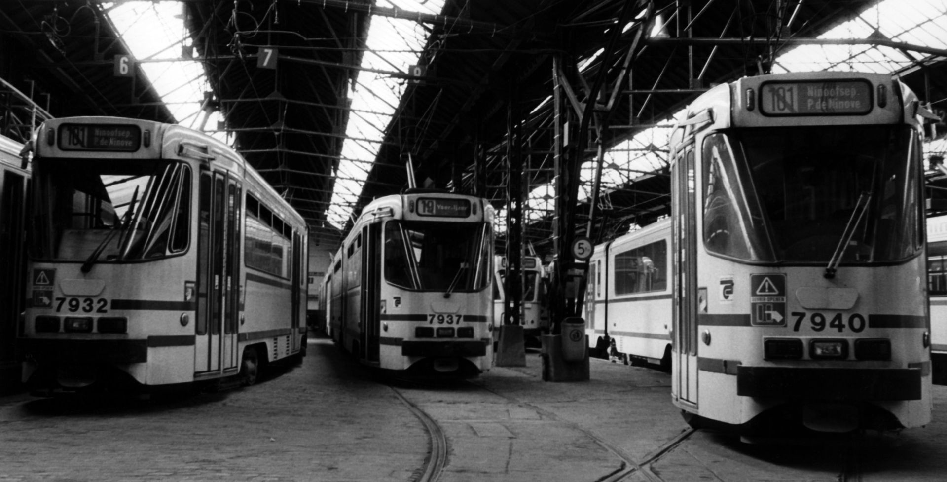 Des tramways prenant la pose dans un dépôt en 1986. Des véhicules qui roulent toujours aujourd'hui.