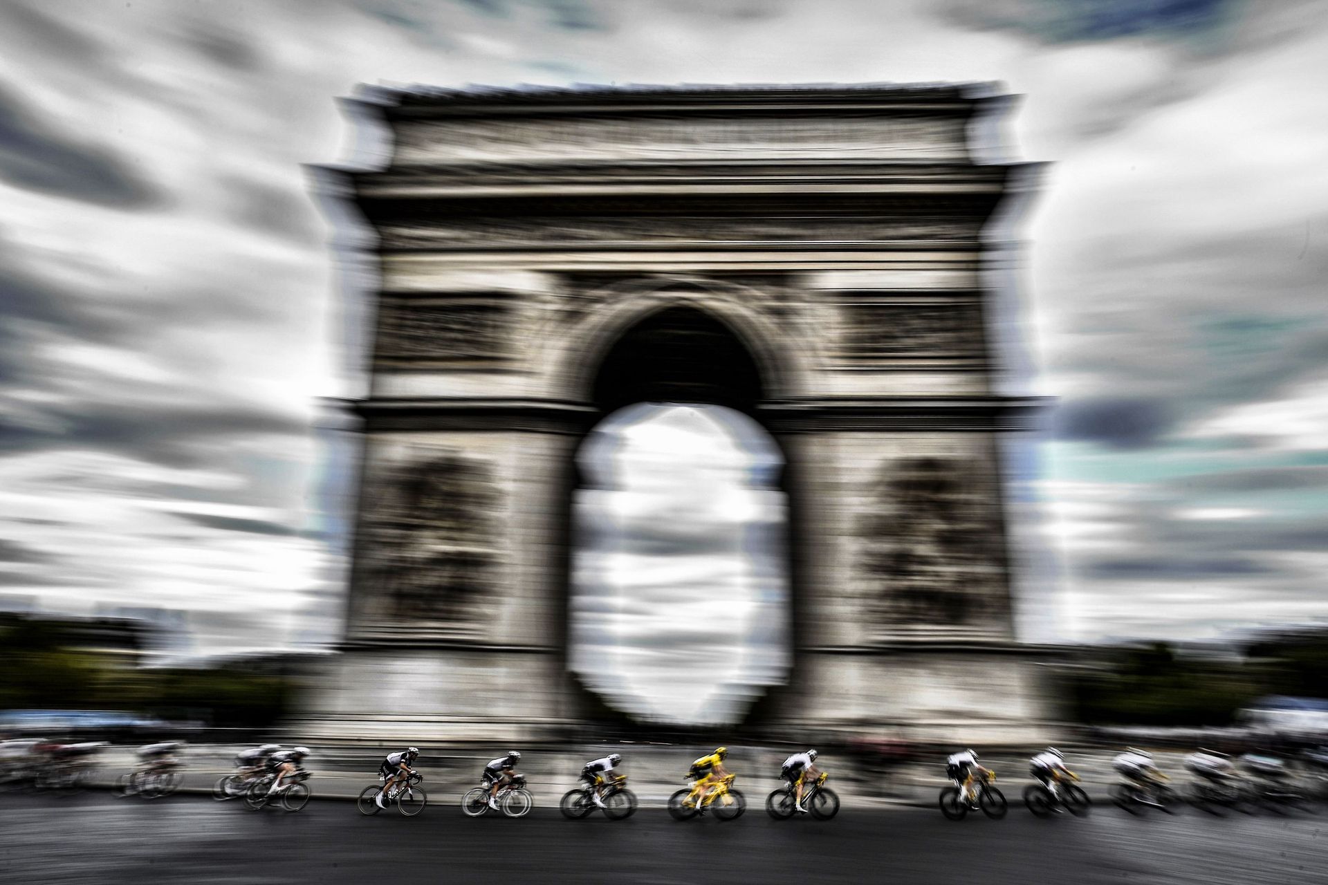 À défaut de Maillot jaune, les Champs-Elysées et l'Arc de Triomphe devront se contenter de Gilets jaunes cette année.
