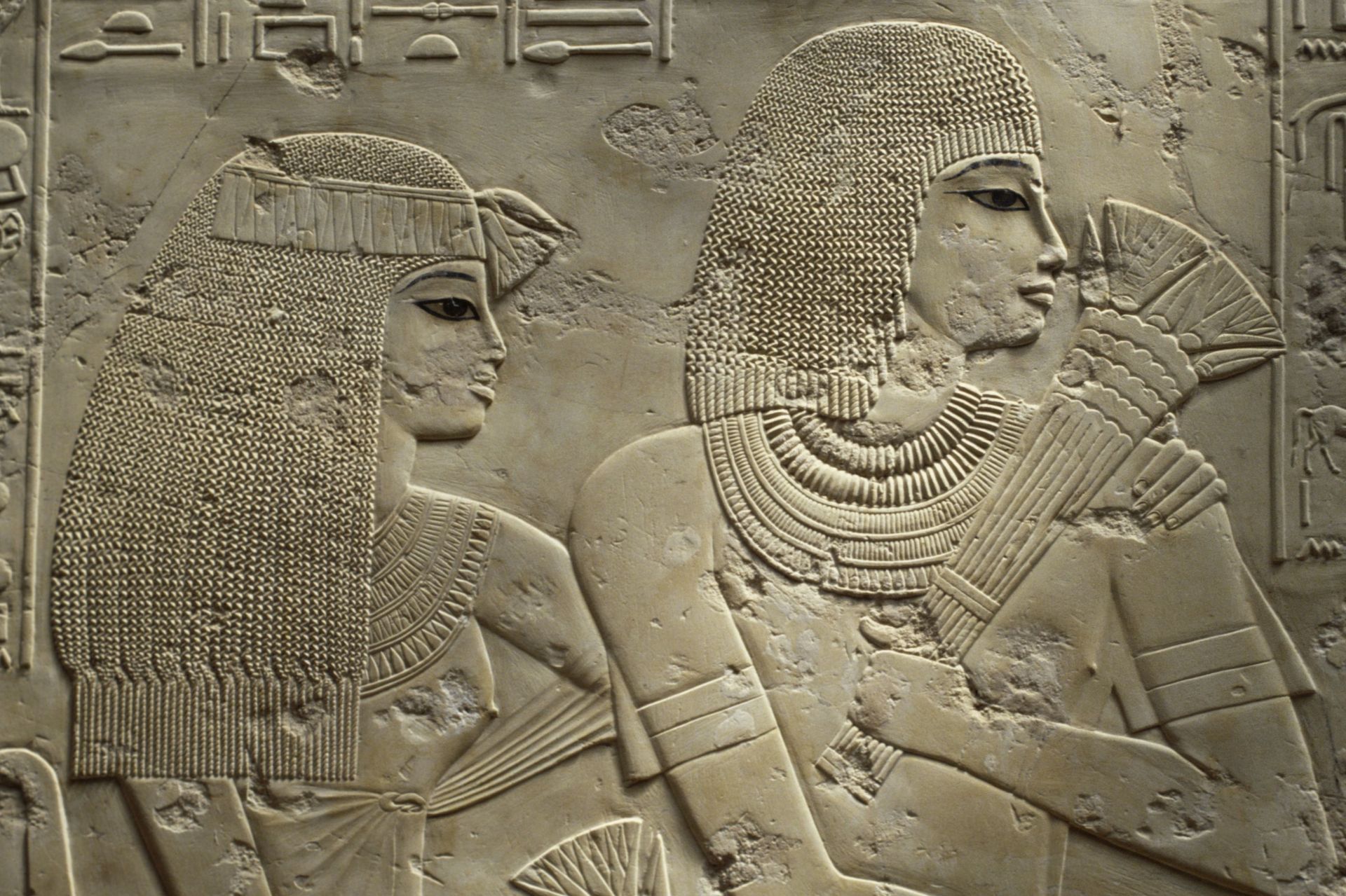 Le vizir Ramose et sa femme, XVIIIe dynastie, relief de leur tombe à Shaykh Abd al-Qurna. 