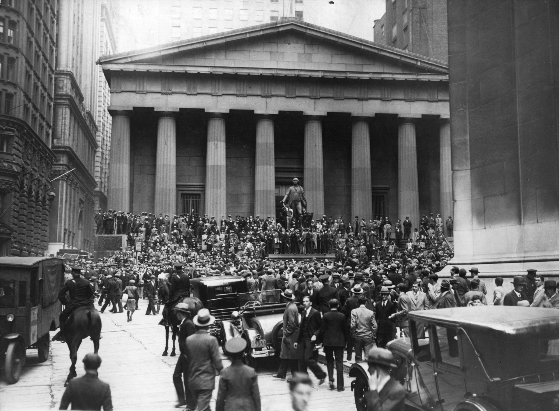 Novembre 1929, la foule devant la Sous-trésorerie d’État, Wall Street à New York…