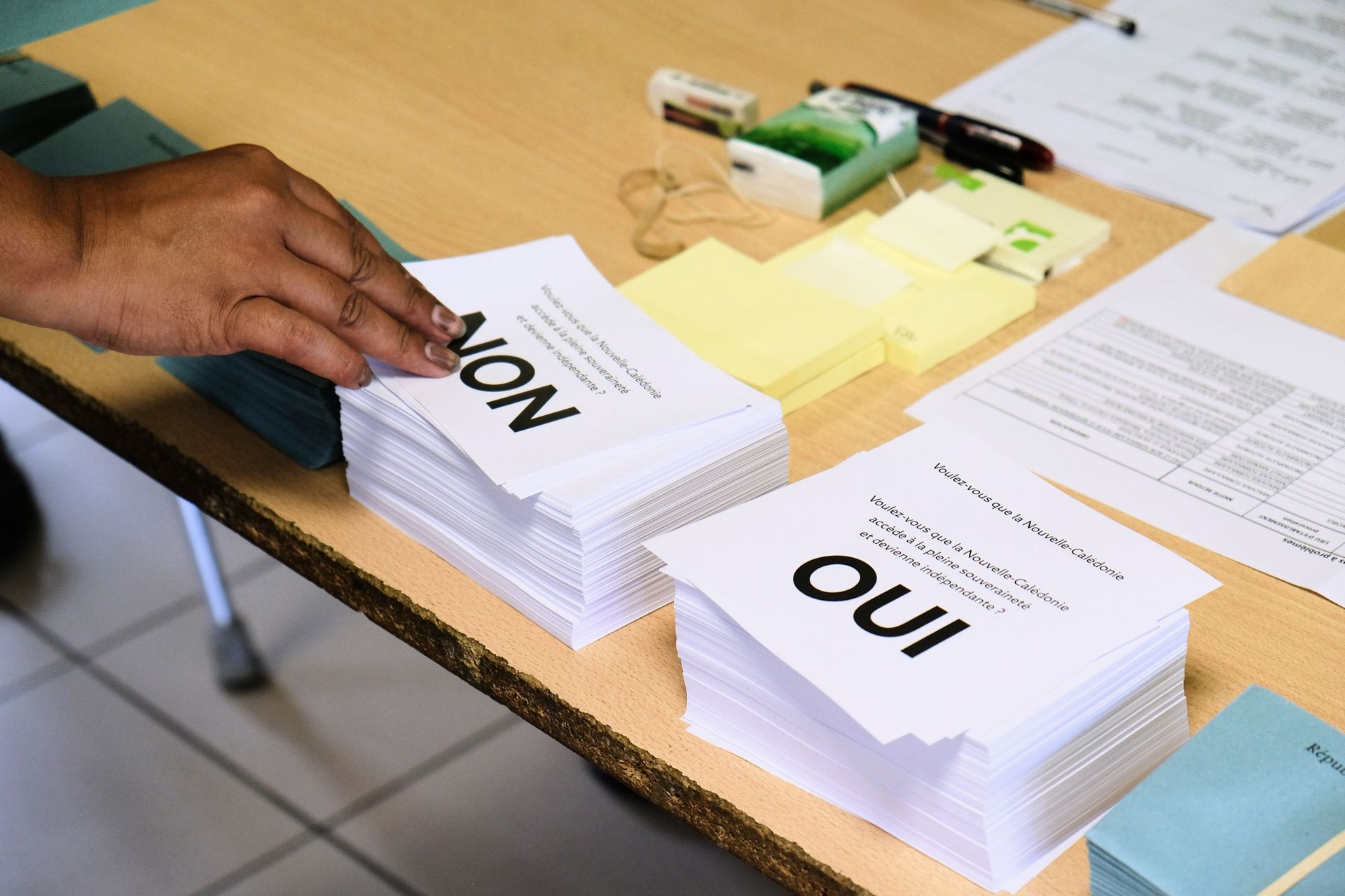 Bulletins de vote à Nouméa, le 04 octobre 2020