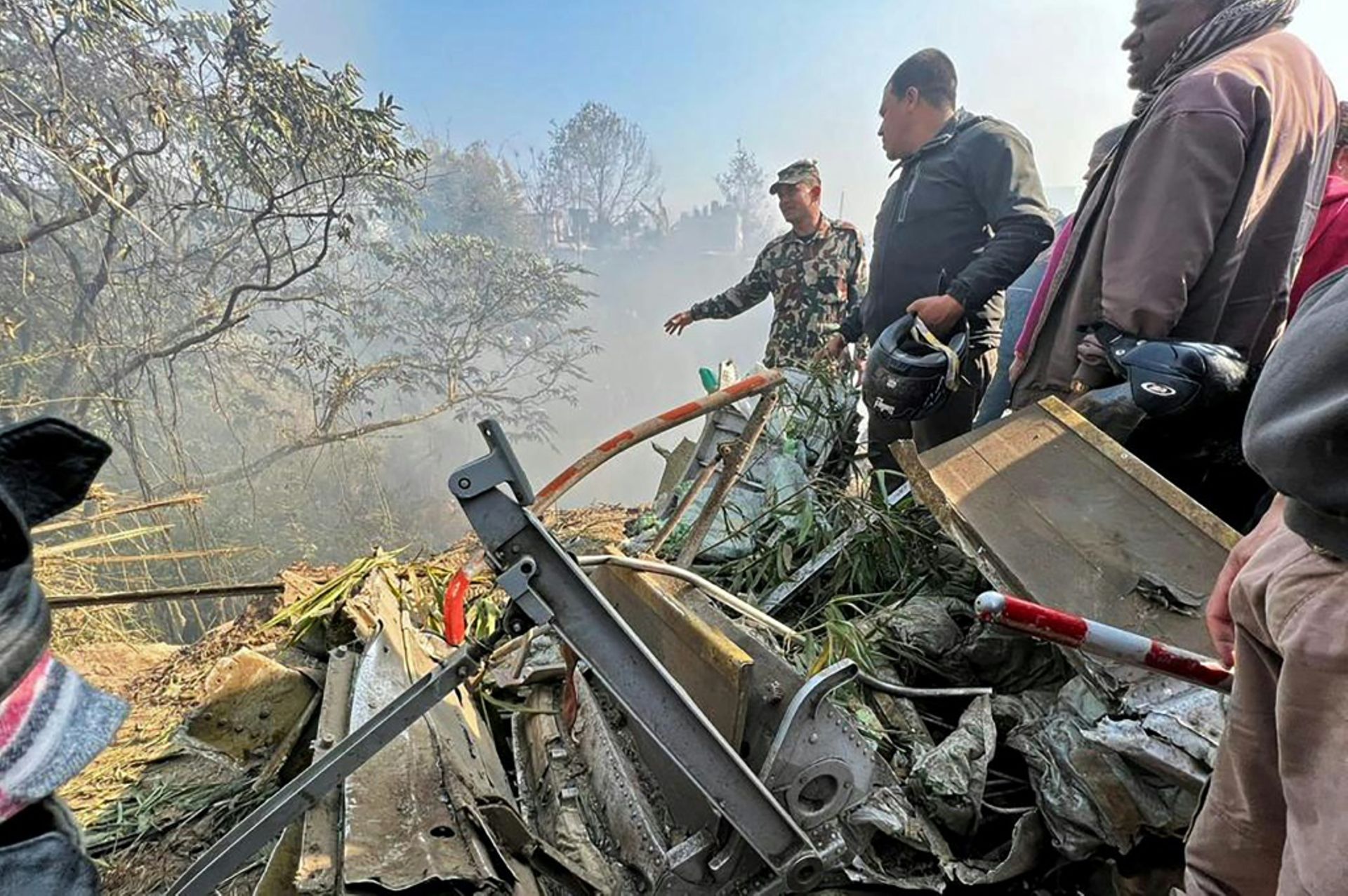 Des équipes de secours sur le site d’un crash d’avion, le 15 janvier 2023 à Pokhara, au Népal