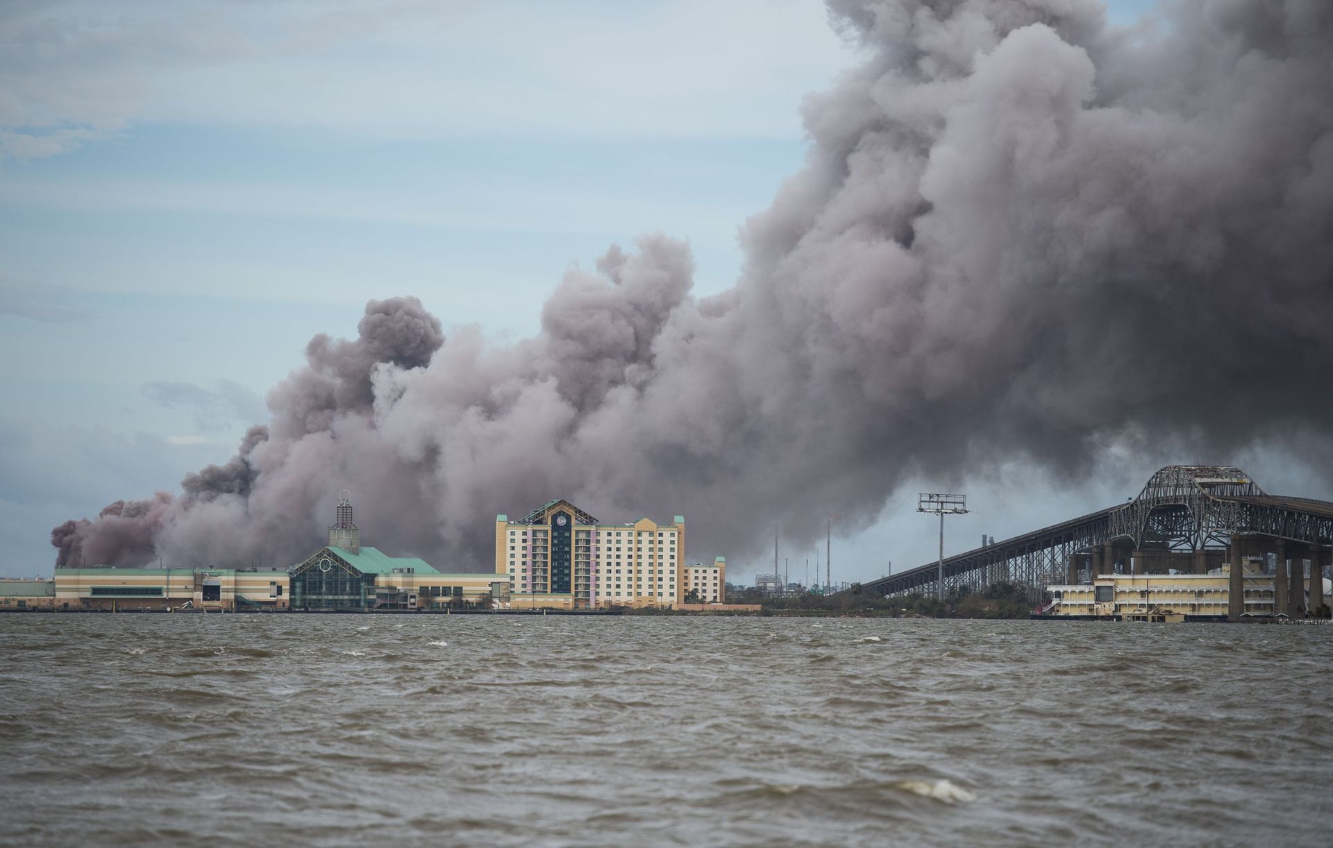 De la fumée s'élève d'une usine chimique en feu après le passage de l'ouragan Laura à Lake Charles, en Louisiane, le 27 août 2020