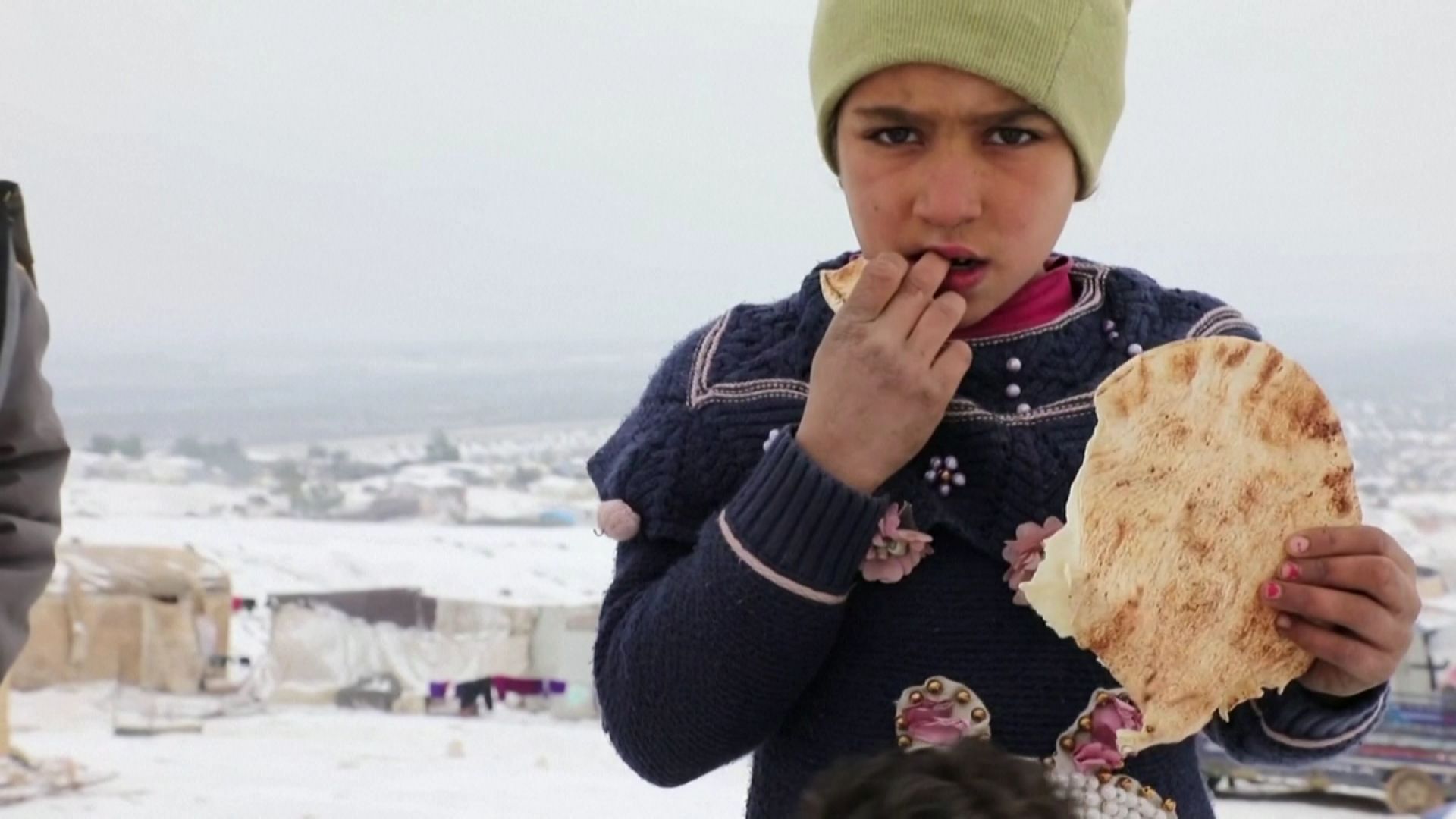 Une jeune réfugiée syrienne ayant fui les bombardements près de Azaz. 