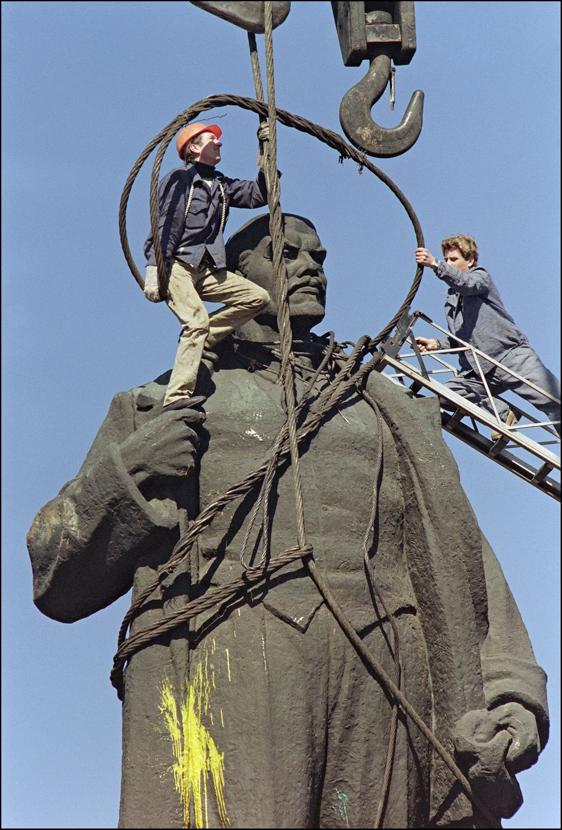 Démontage de la statue de Lénine à Bucarest en 1990