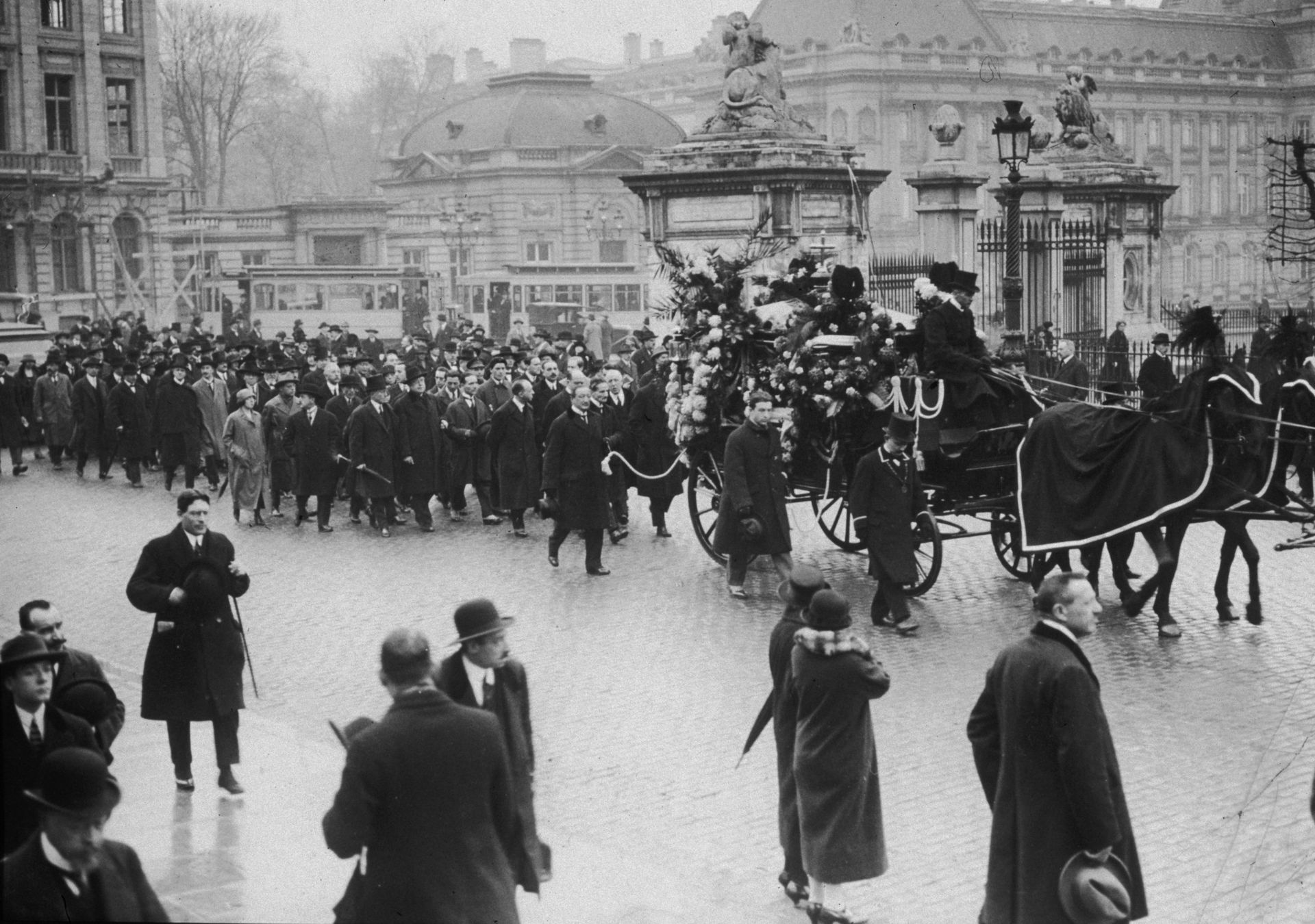 Procession funéraire de Puccini passant sur la Place Royale de Bruxelles