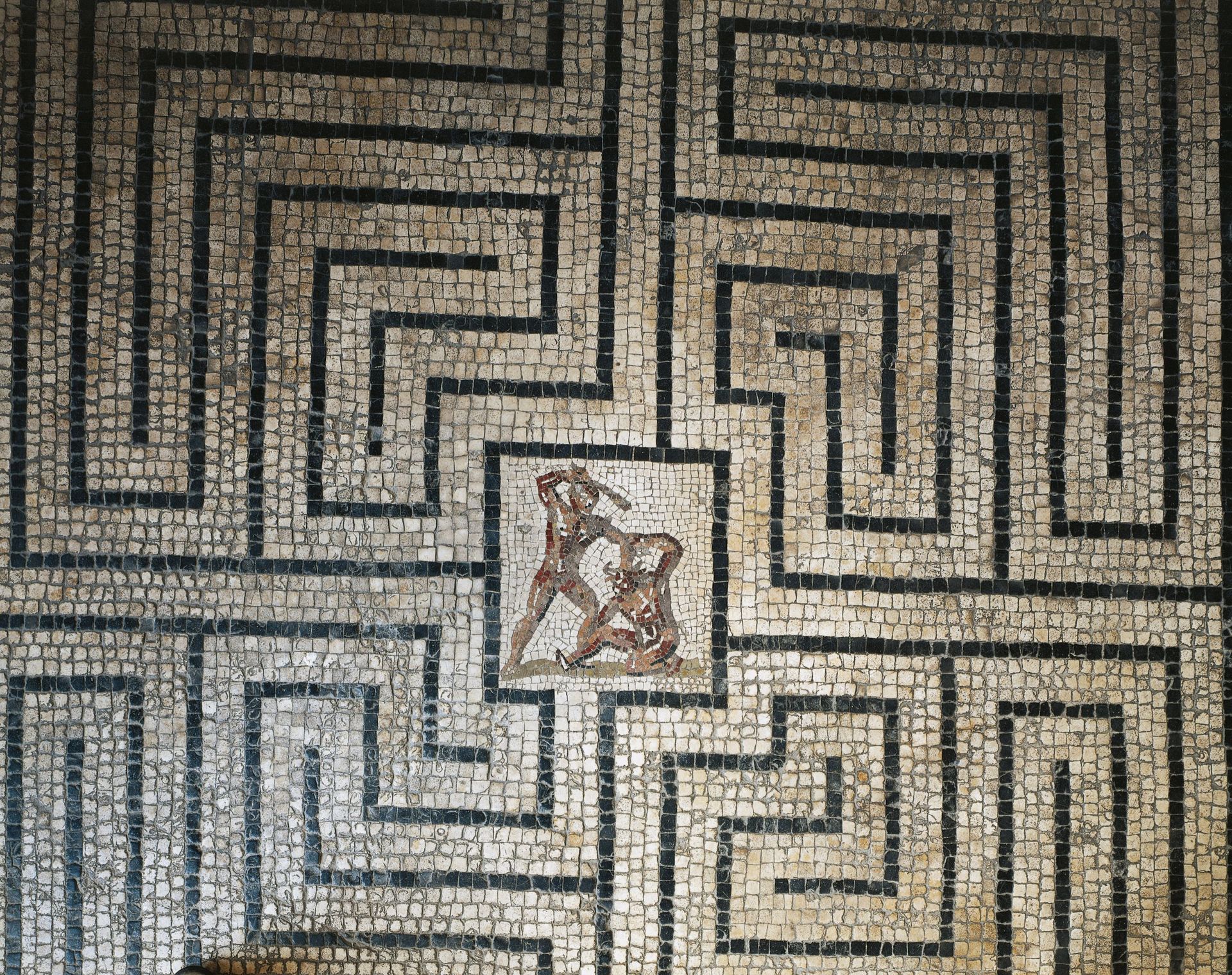 Mosaïque, retrouvée à Thuburbo Majus en Tunisie, représentant le labyrinthe de Dédale et en son centre, le Minotaure terrassé par Thésée