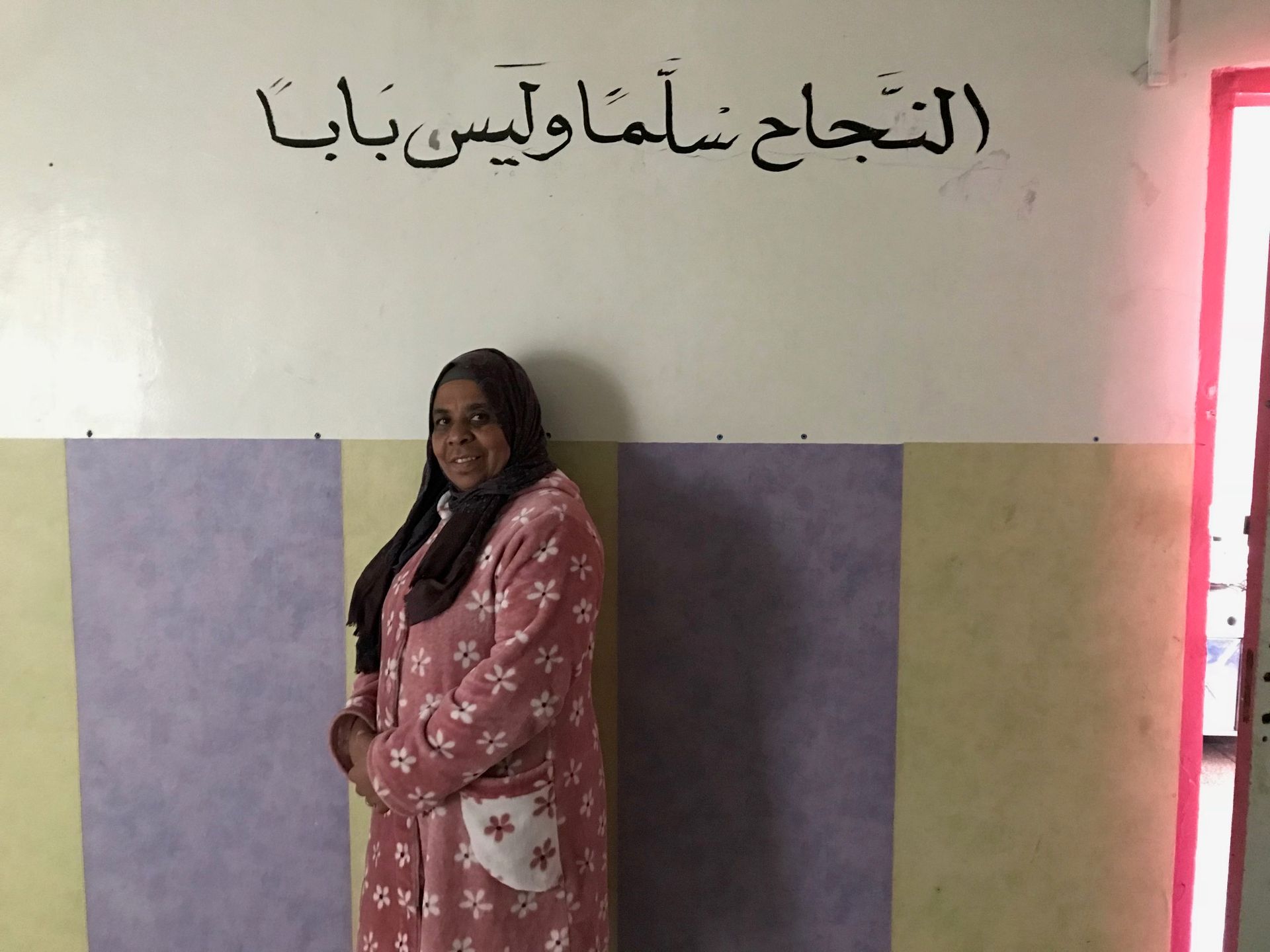 Nadia, membre de l'association El Miter Bouchentouf, donne des cours de soutien dans son modeste appartement. Sur le mur, il est écrit : 'La réussite est un escalier, pas une porte'