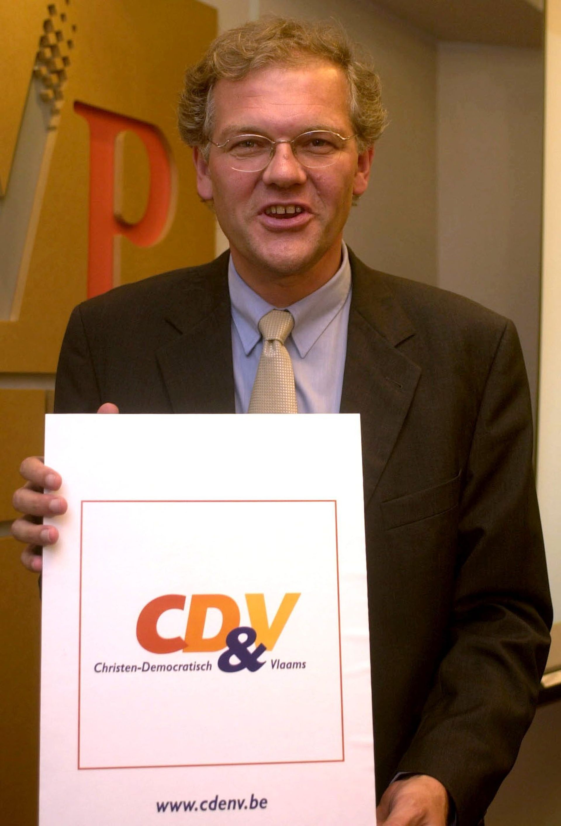 Stefan De Clerck, alors président, nous montre le logo tout frais du CD&V en 2001.